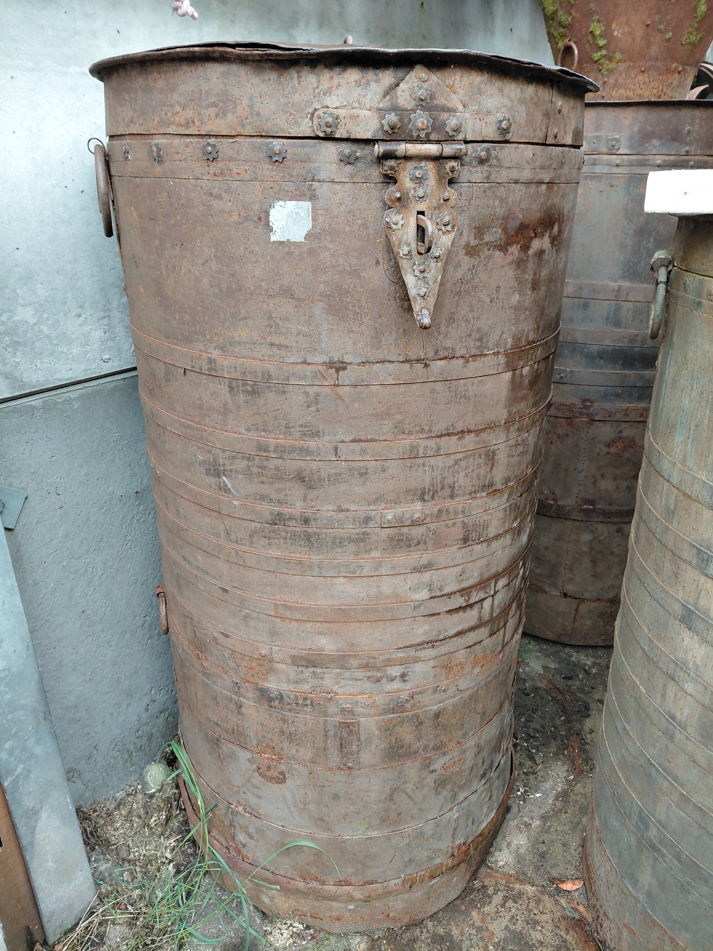 Metal storage container