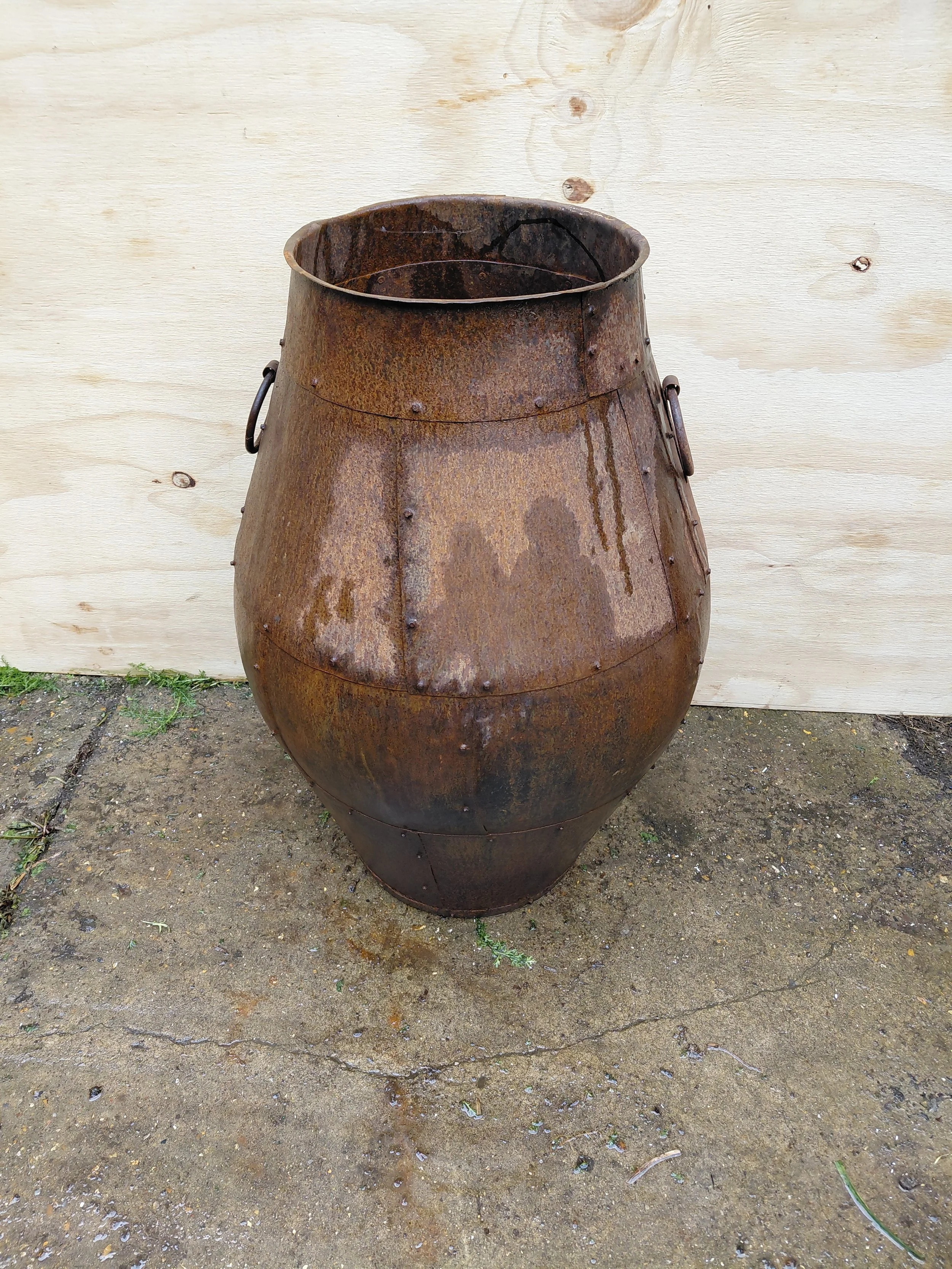 Metal storage vessel