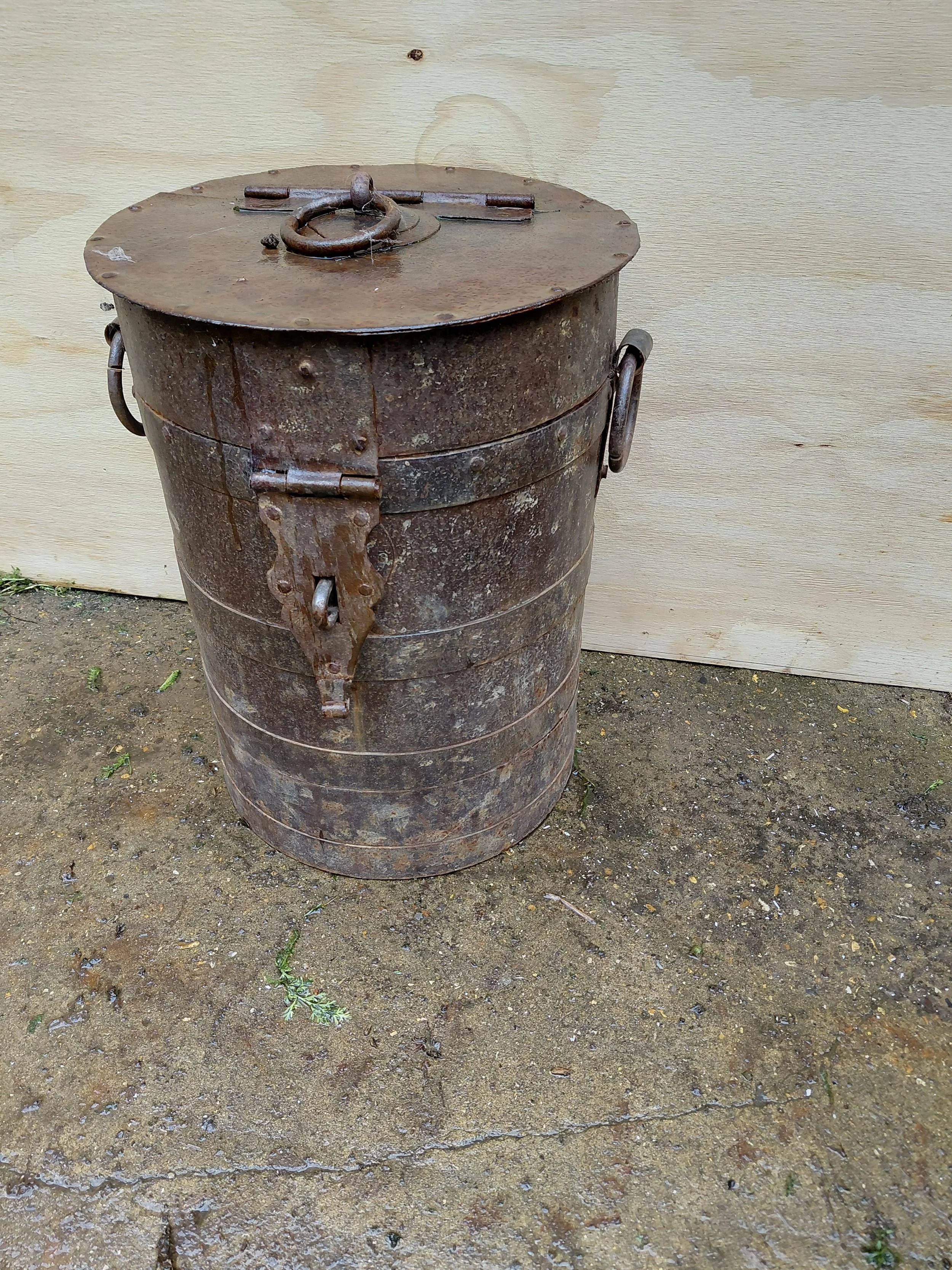 Industrial  metal storage drum