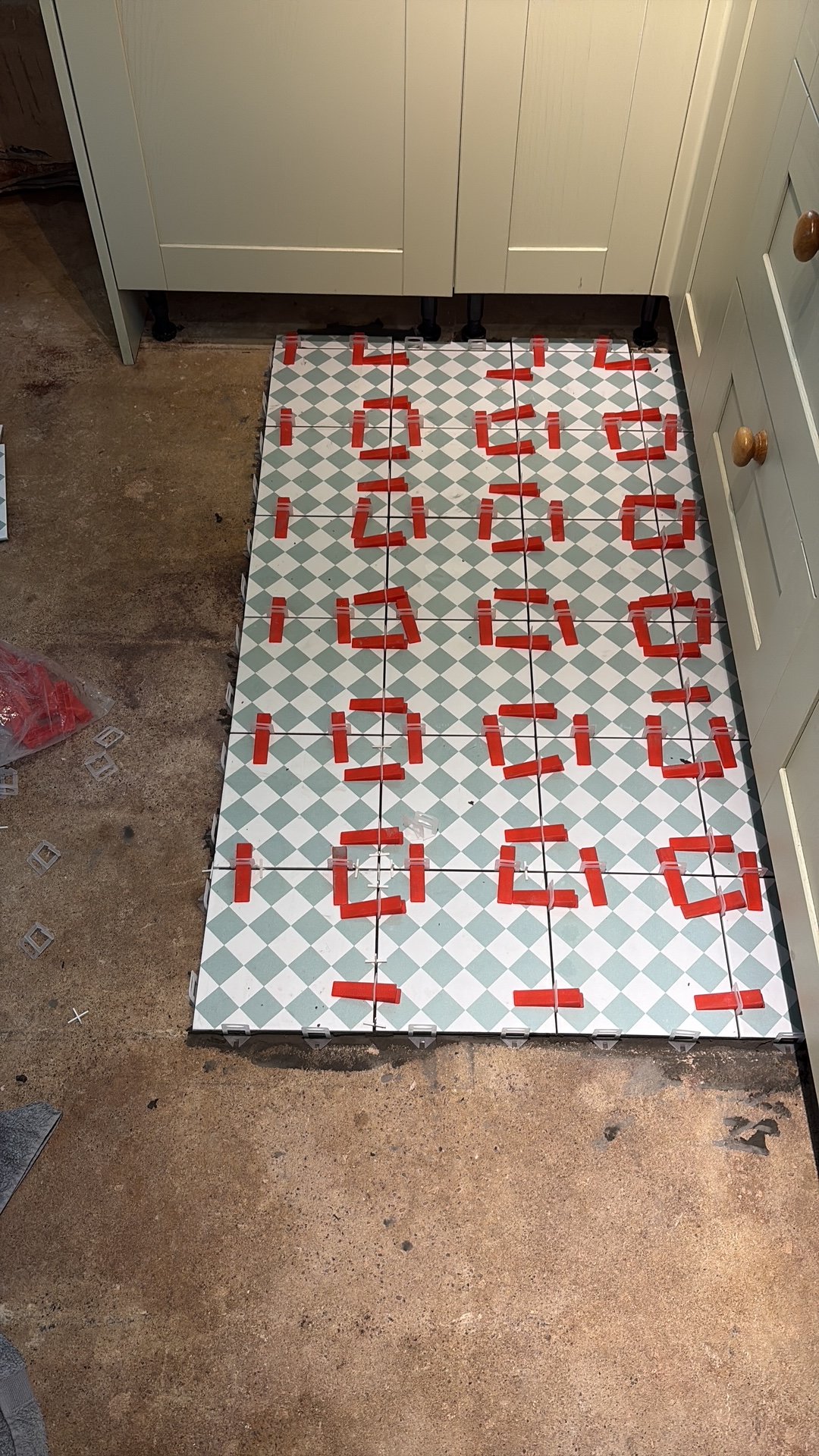 Setting off using a levelling system