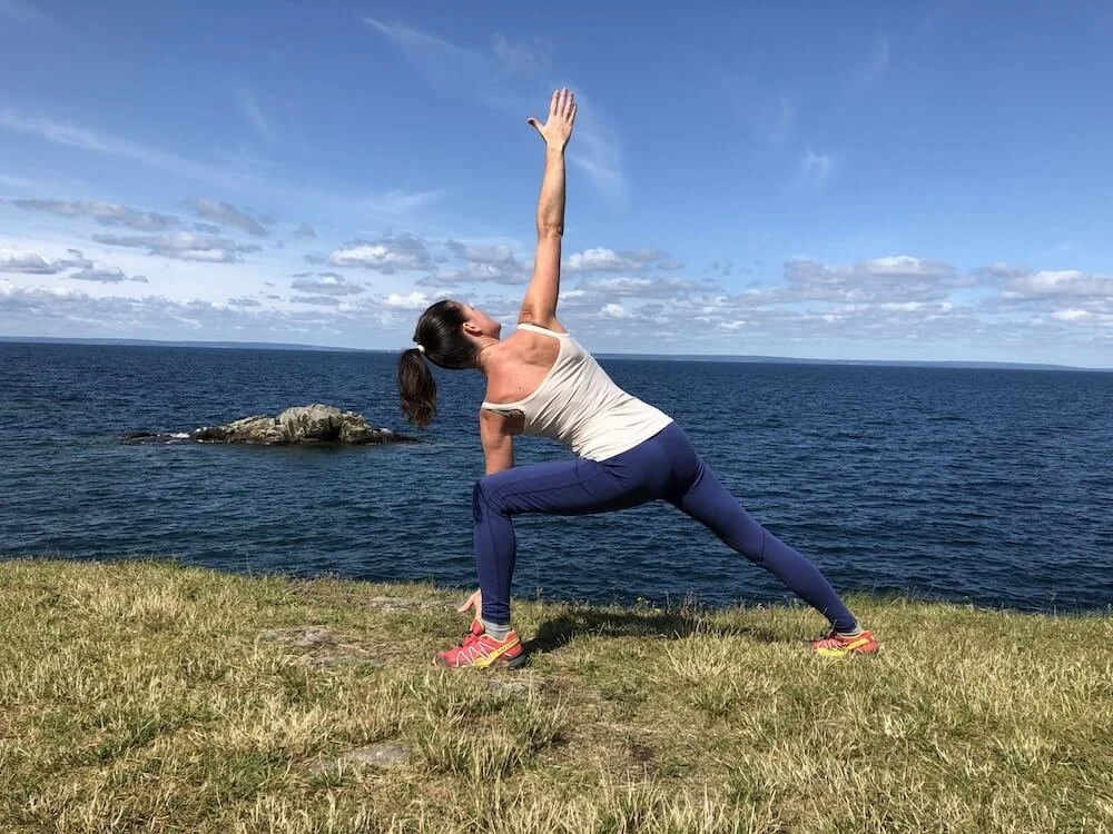 Yin Yoga im Freien als Teil des therapeutischen Yoga-Angebots