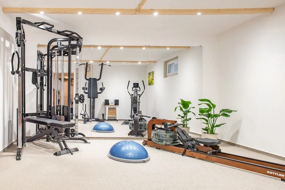 Trainingsraum der Praxis Sei Beweglich mit Geräten, Bosu-Ball und Rudergerät