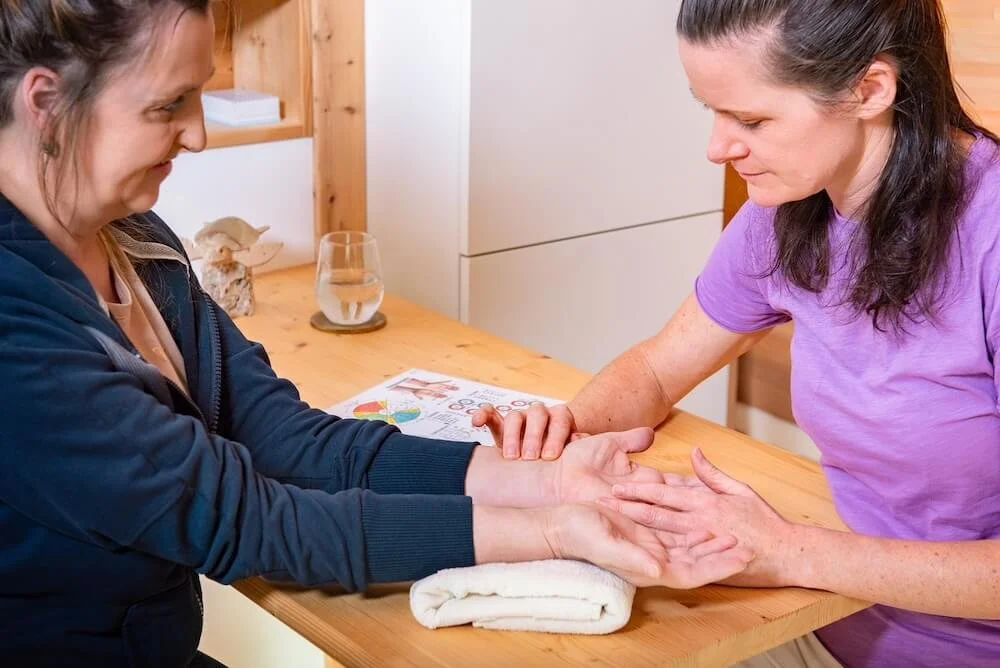 Pulsdiagnostik — Ertasten des Pulses am Handgelenk in der TCM