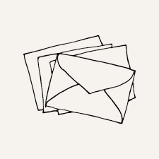 Trois enveloppes et quelques lettres empilées