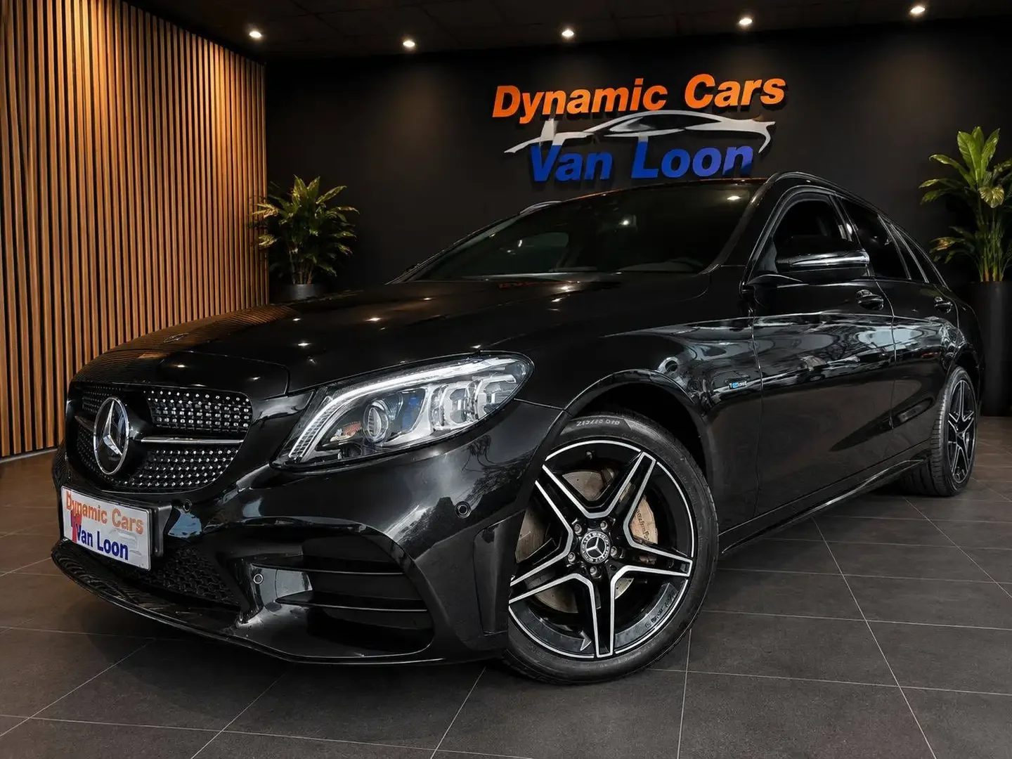 Tweedehands Mercedes-Benz bij  'Dynamic Cars Van Loon'. Garage met steeds +40 tweedehandswagens in stock.