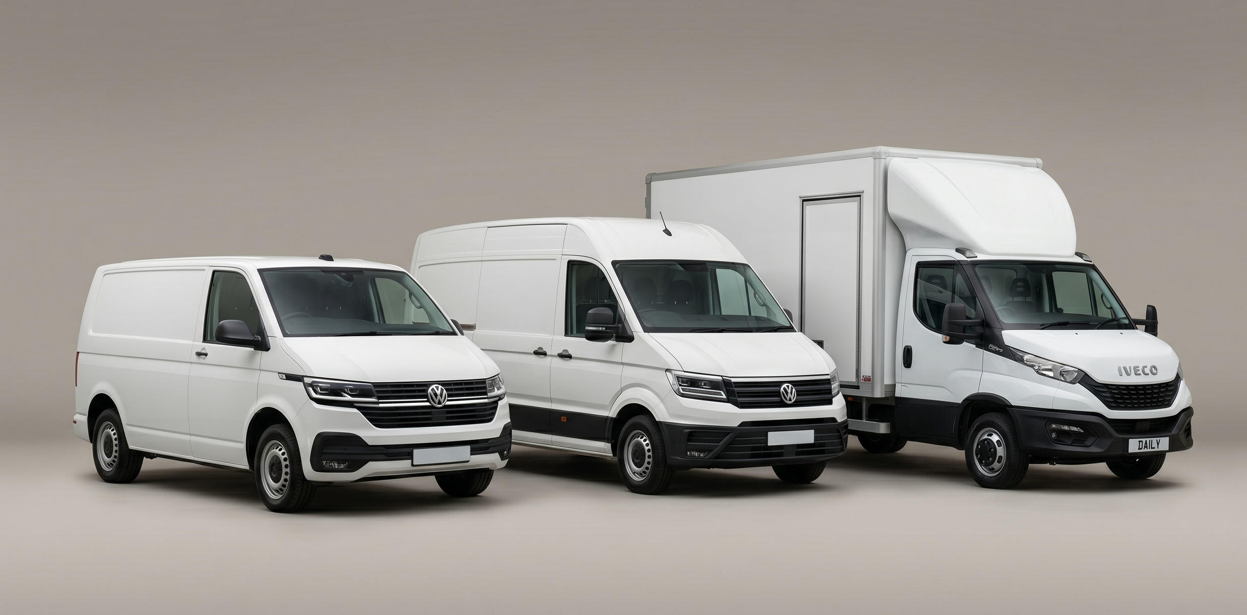 Drie witte bedrijfsvoertuigen waaronder een bestelwagen, een lichte vrachtwagen en een grote vrachtwagen met opdruk 'Daily' en merk Iveco, allemaal parallel geplaatst op een neutrale achtergrond.