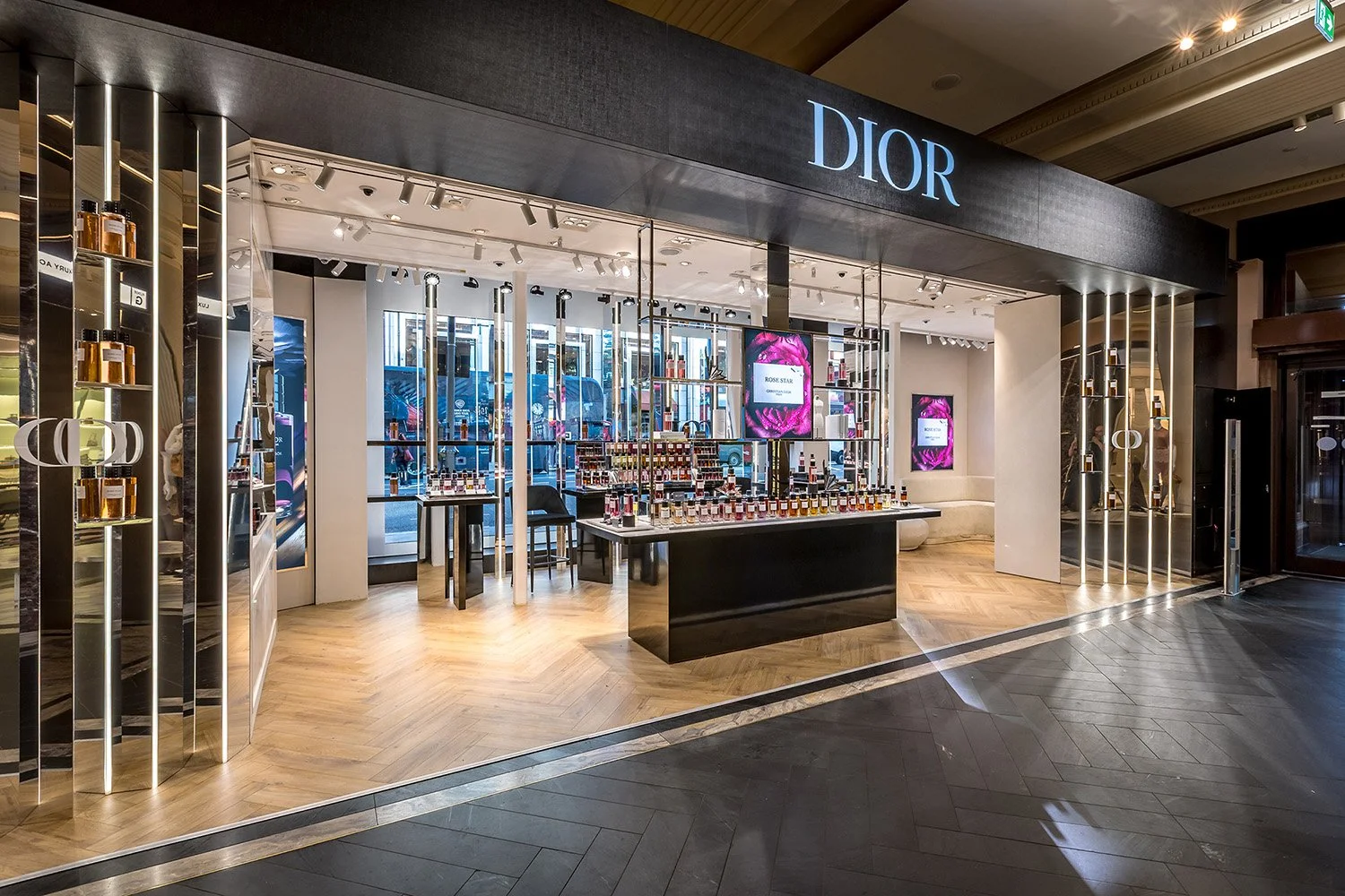 Collective Twenty 5 produced and delivered the Rose Star Pop-Up for Harrods Door 6 activation area