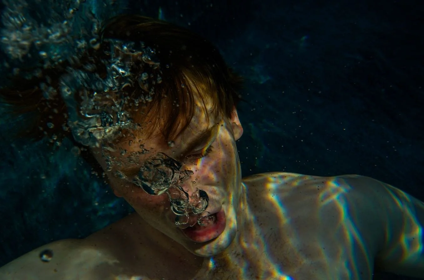 &ldquo; una luce subacquea&ldquo; an under water light. Part 2 
🪼#pvmondaylight 
🪼 @photovogue