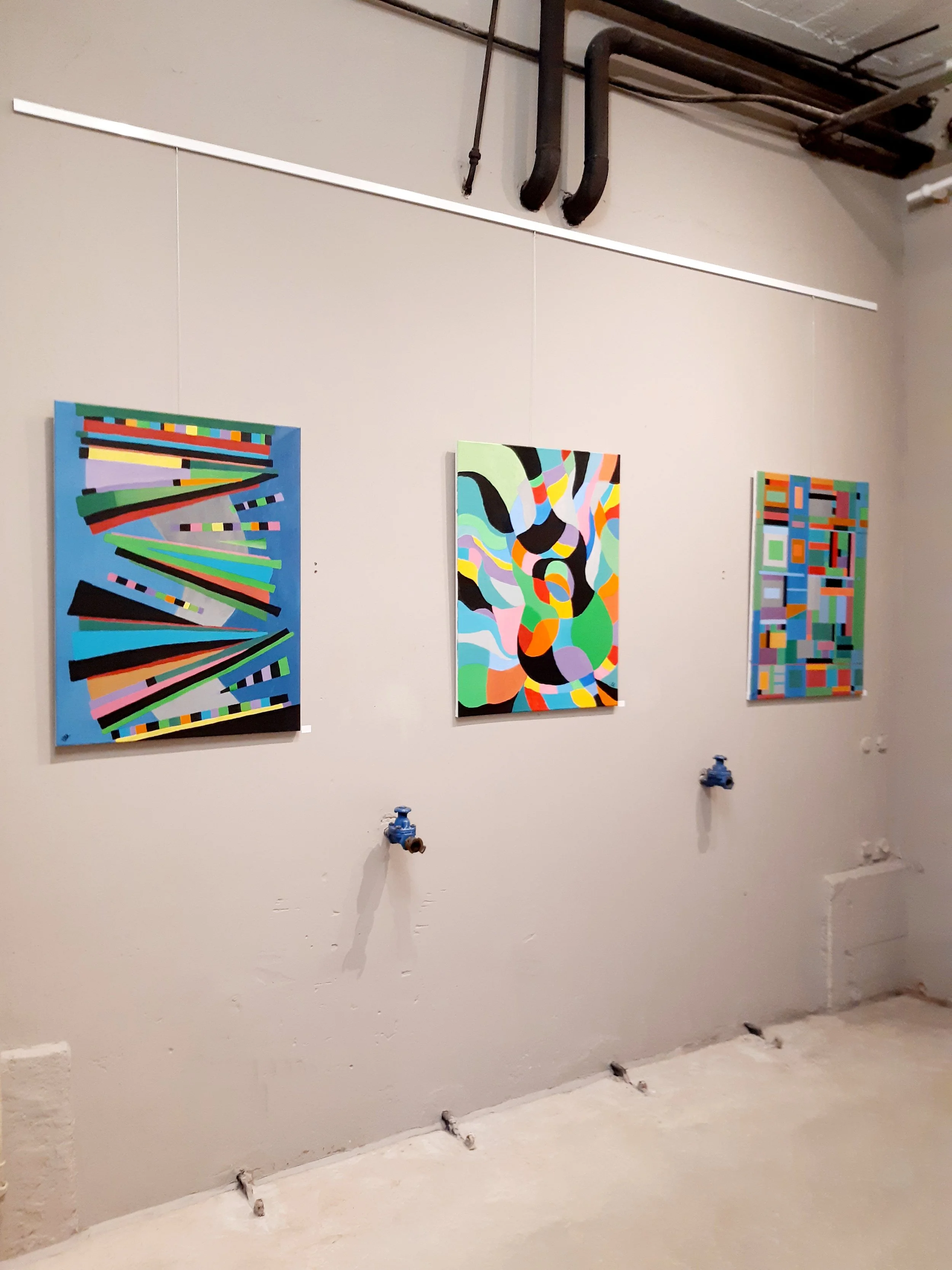 Triptyykki soittimista, joita Urpuliisa on itse soittanut. Vasemmalta 1: "Haitarin palkeet", 2: "Kitara", 3: "Pianon koskettimet", 80x60 cm, akryyli