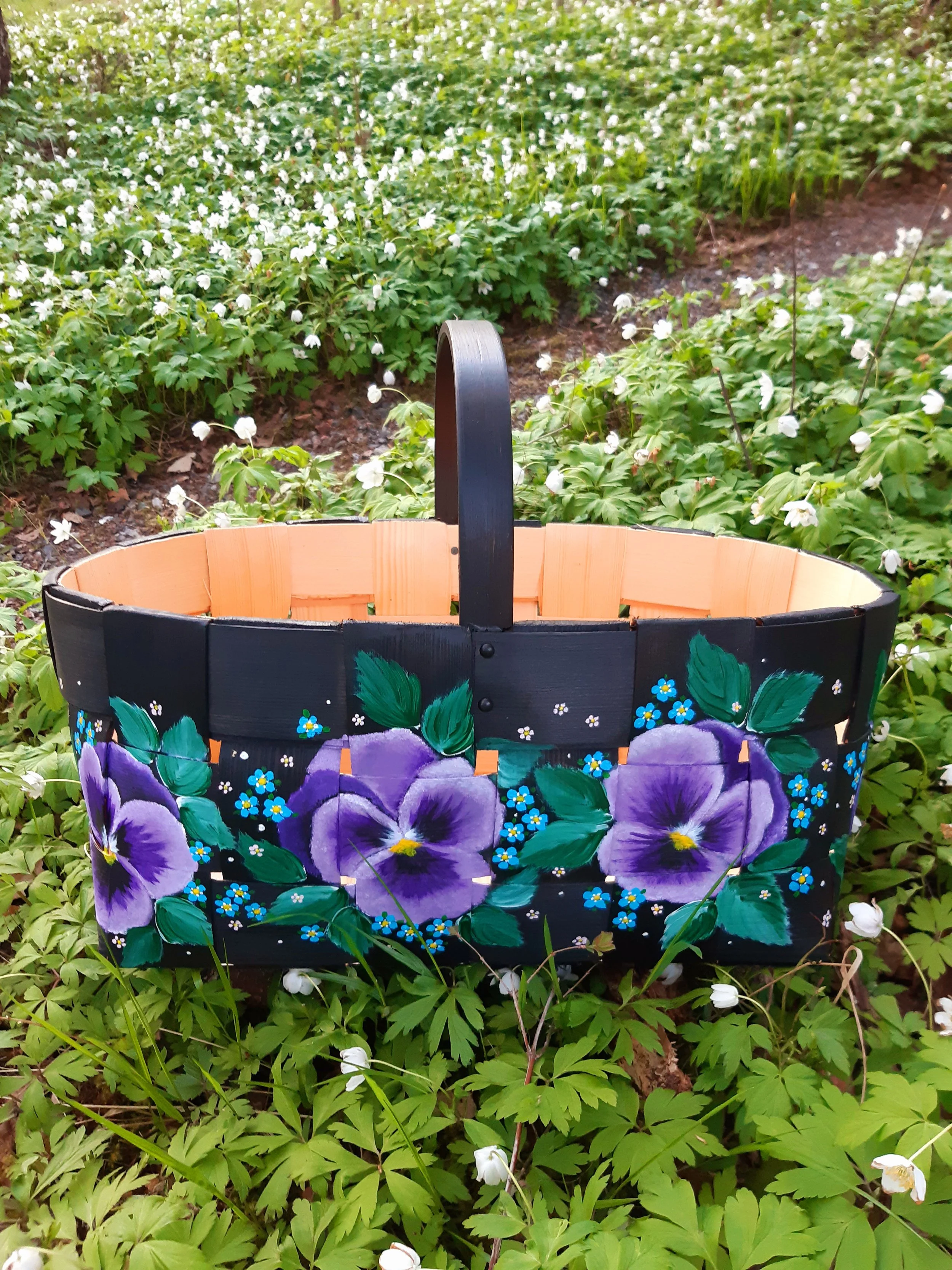 Maalattu kori (akryylivärit, päällä lakkaus), joka on kokonaan kotimaista käsityötä. Sisämitat 47x27 cm. Saatavilla Tuulentuvan puodista.