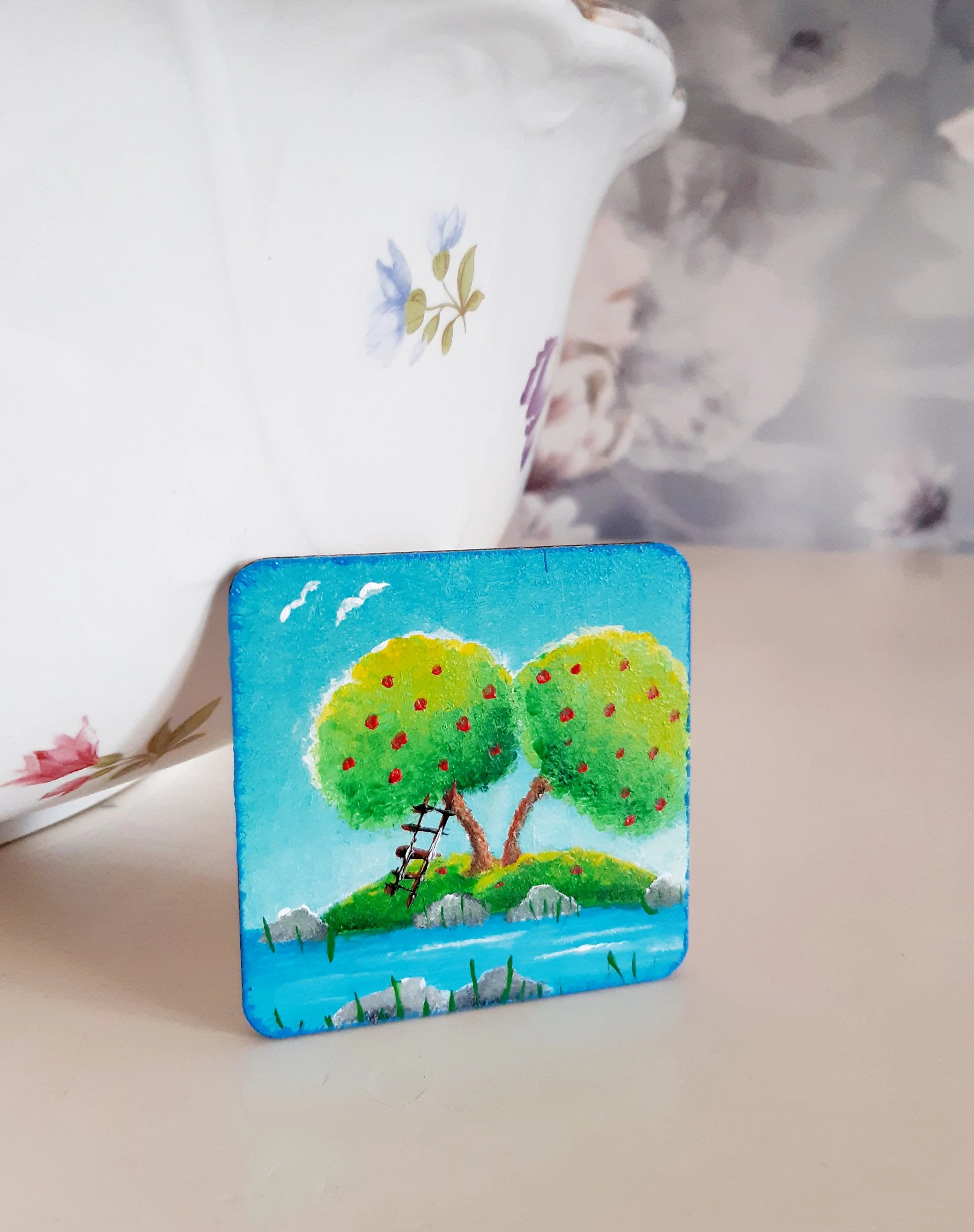 Maalattuja magneetteja, 6 x 6 cm,  (kotimainen koivuvaneriakryyli + lakkaus), saatavilla Tuulentuvan puodista.
