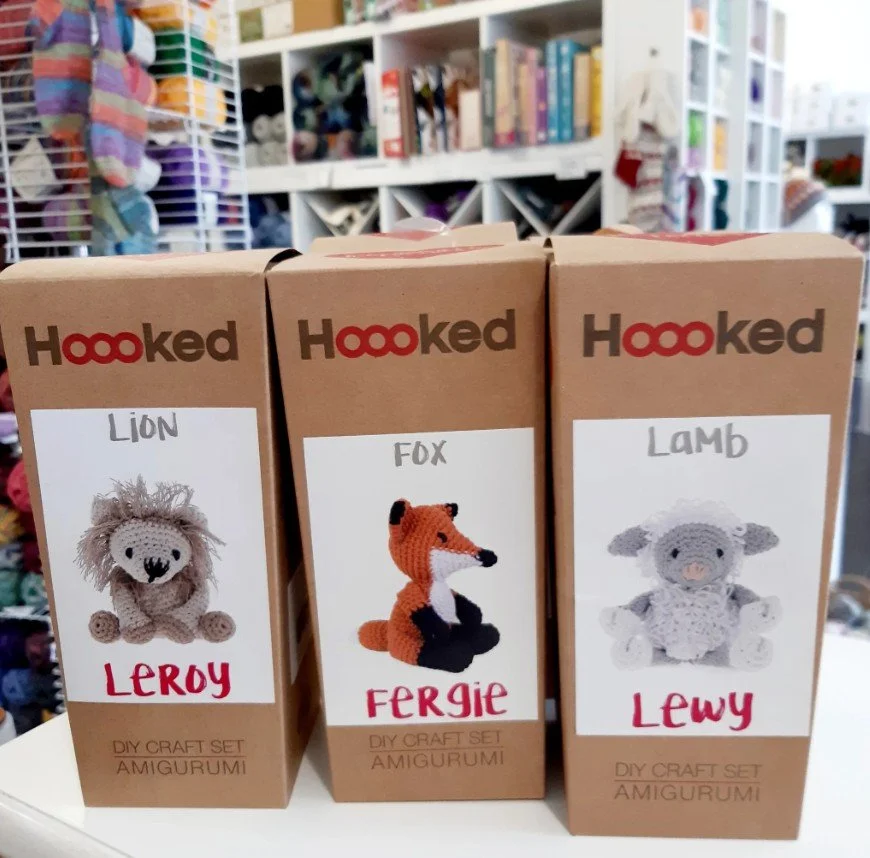 Kolme käsityösarjapakkaukset, kuvassa on leijona, fox ja lammas. Pakkausten etusivuissa on piirroshahmot ja nimet Leroy, Fergie ja Lewy, ja tuotemerkki Hooked.