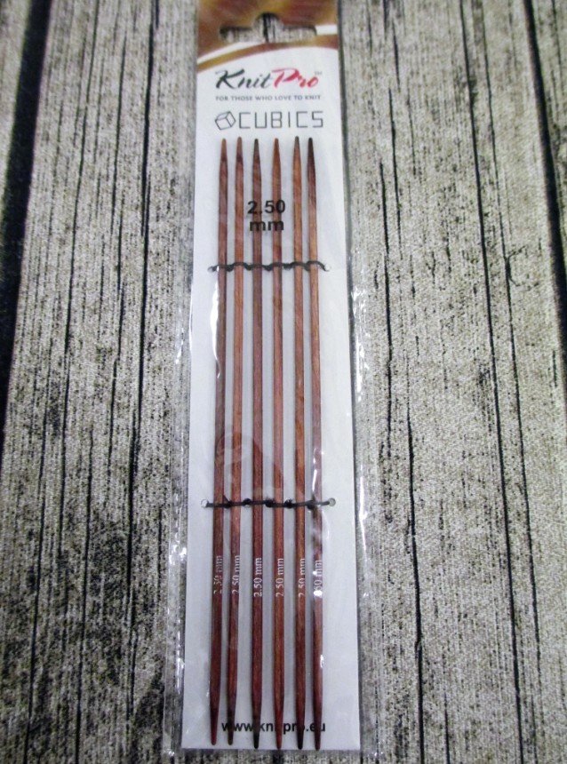 Puinen neliömäinen sukkula, 2,5 mm paksu, pakattuna muovipussiin.