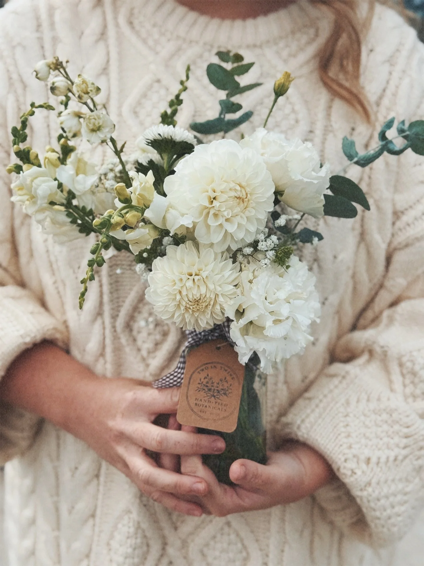 Our white bunch 🤍 elegant and timeless ✨Our seasonal ingredients often contain soft dahlias, fresh eucalyptus, and delicate snapdragons, thoughtfully gathered to feel effortless, airy, and timeless.