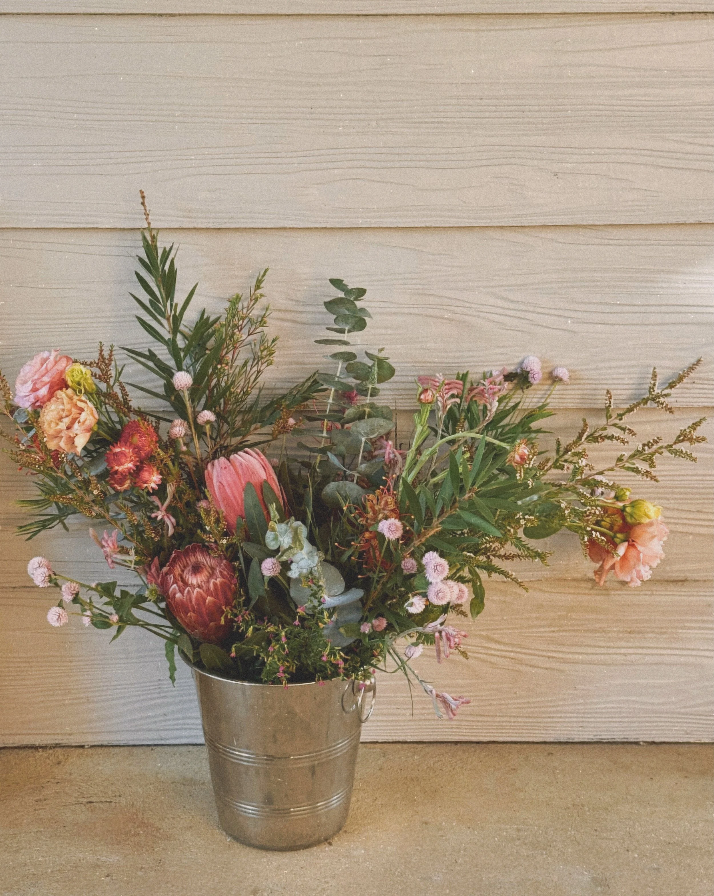 This is May 🫶🏼🌱🌸 embracing the seasons, using blooms that are naturally thriving at the time (and not all the time), cut fresh and arranged with movement, texture and intention.

Our style leans into cottage-style florals that are abundant, roman