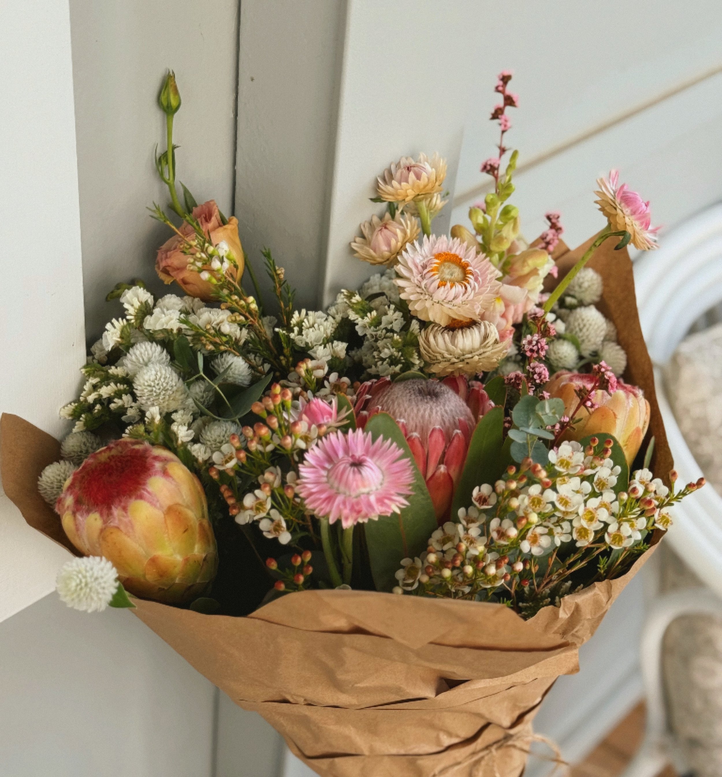 JUNE ✨🧚🏻🌸🫶🏼 a month of bespoke orders, markets and our seasonal cottage bunches to go out! We&rsquo;ve got a month full of fun fun fun 🍃🌼 this is our warm native cottage bunch, one of us Caity&rsquo;s is secretly a massive lover of embracing n