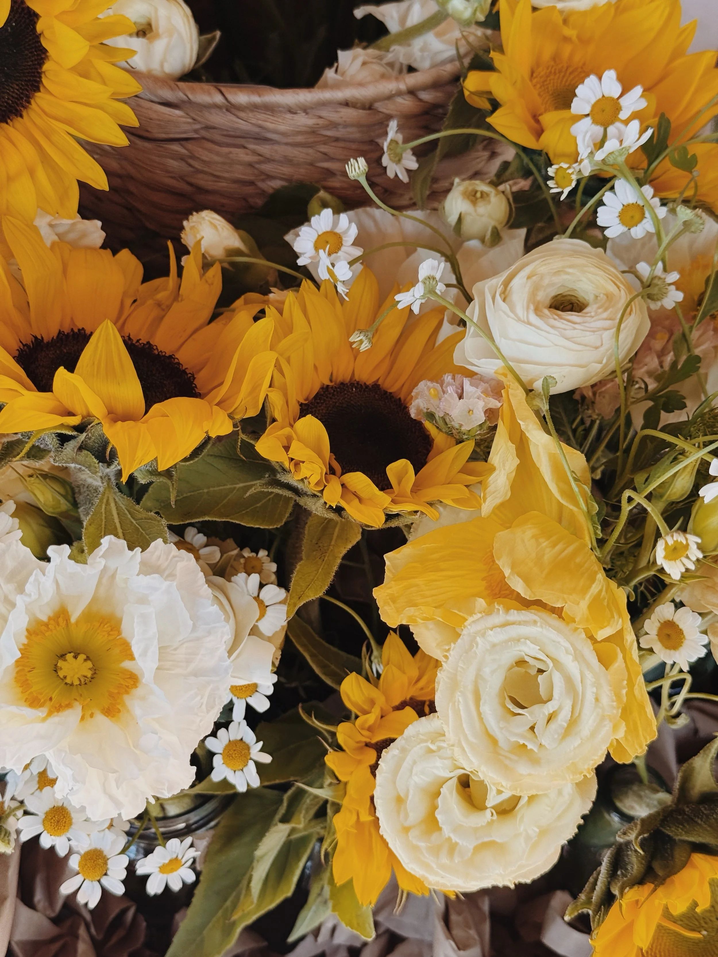 Drop off to one of our gorgeous local venues, the beautiful @gios.silverdale 🌻 brief was sunflower as the focal &amp; incorporate buttery yellows, creams, textures, layers and elegance. Bud vases and cake flowers to celebrate a special lady 🌼 this 