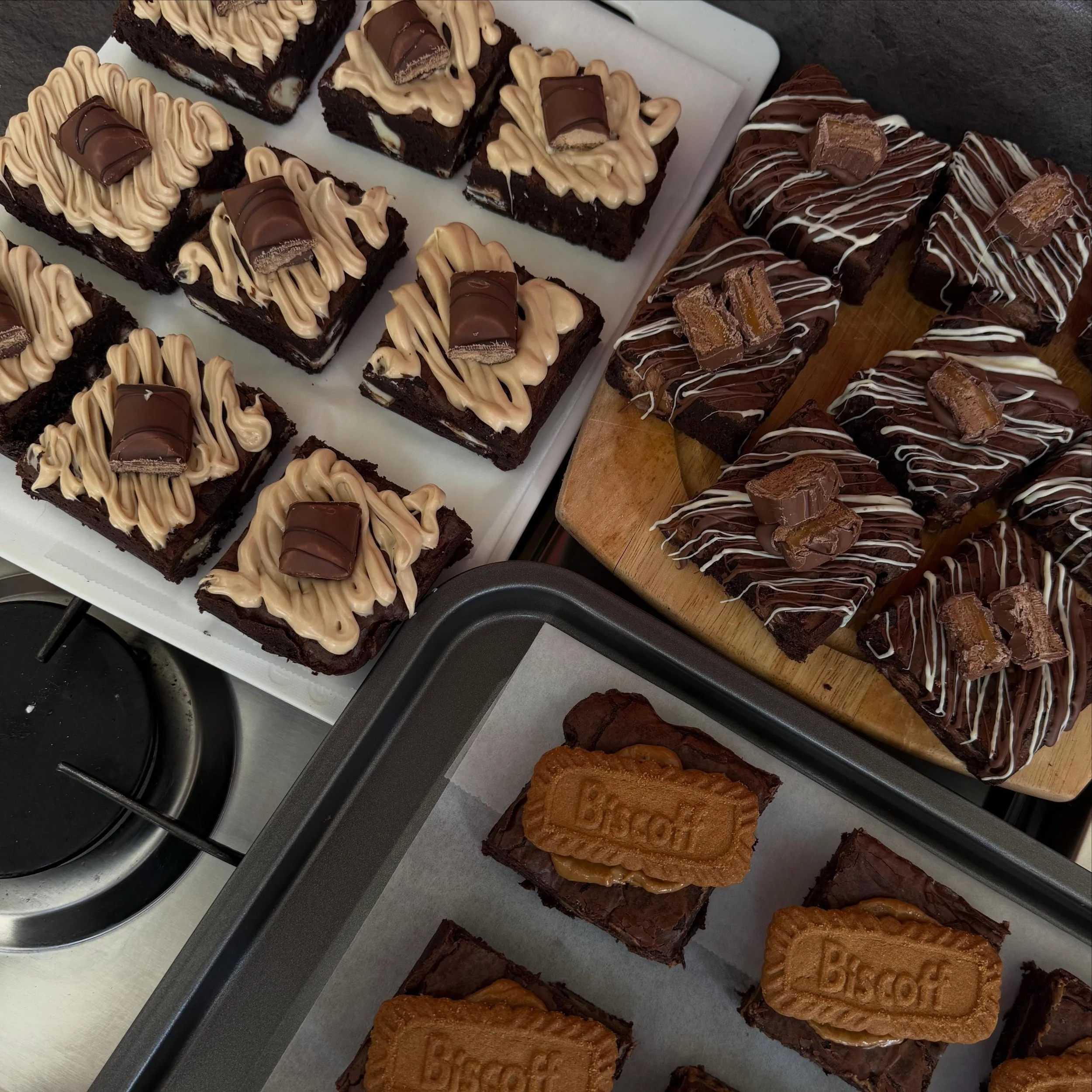 This week&rsquo;s brownie favourites 🤎🔥

You lot have been OBSESSED with these flavours lately😋

🚀 Mars Bar
🍫 Kinder
✨ Biscoff

Thick, fudgy, overloaded and baked fresh at Loaded Bakes Co every single week 🤎

Honestly&hellip; the hardest part i