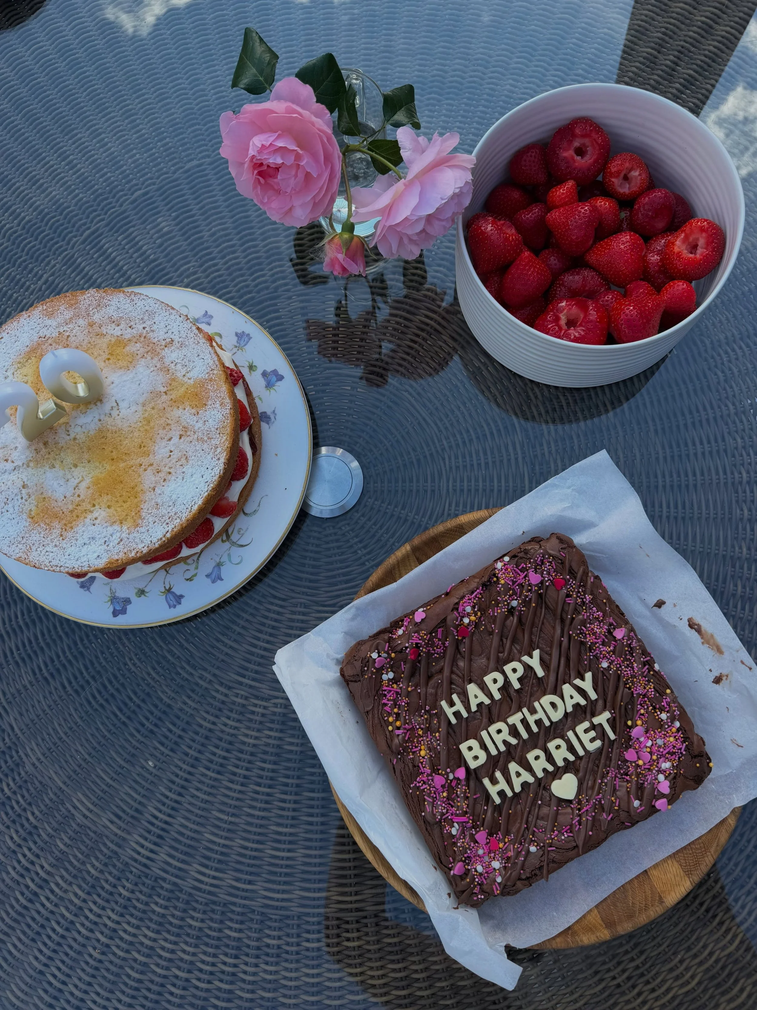 🚨 Orders close TOMORROW! 🚨

I&rsquo;m off for a weekend away, so if you&rsquo;ve been thinking about ordering, now&rsquo;s the time! 💖

Secure your sweet treats and custom slabs ASAP to make sure you get yours this week! 🍫✨

✨ Brownies are perfec