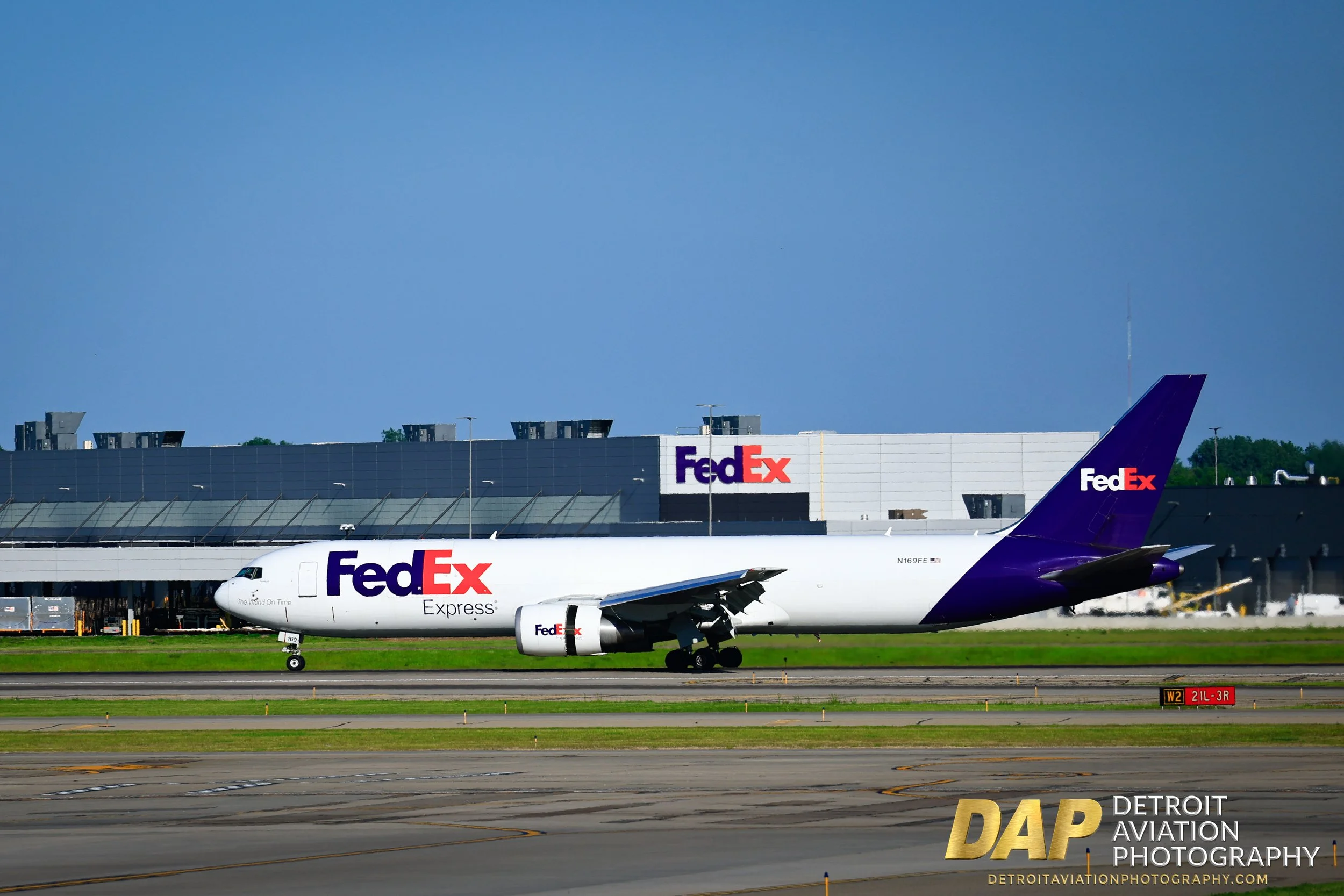 FedEX_N169FE-1.jpg