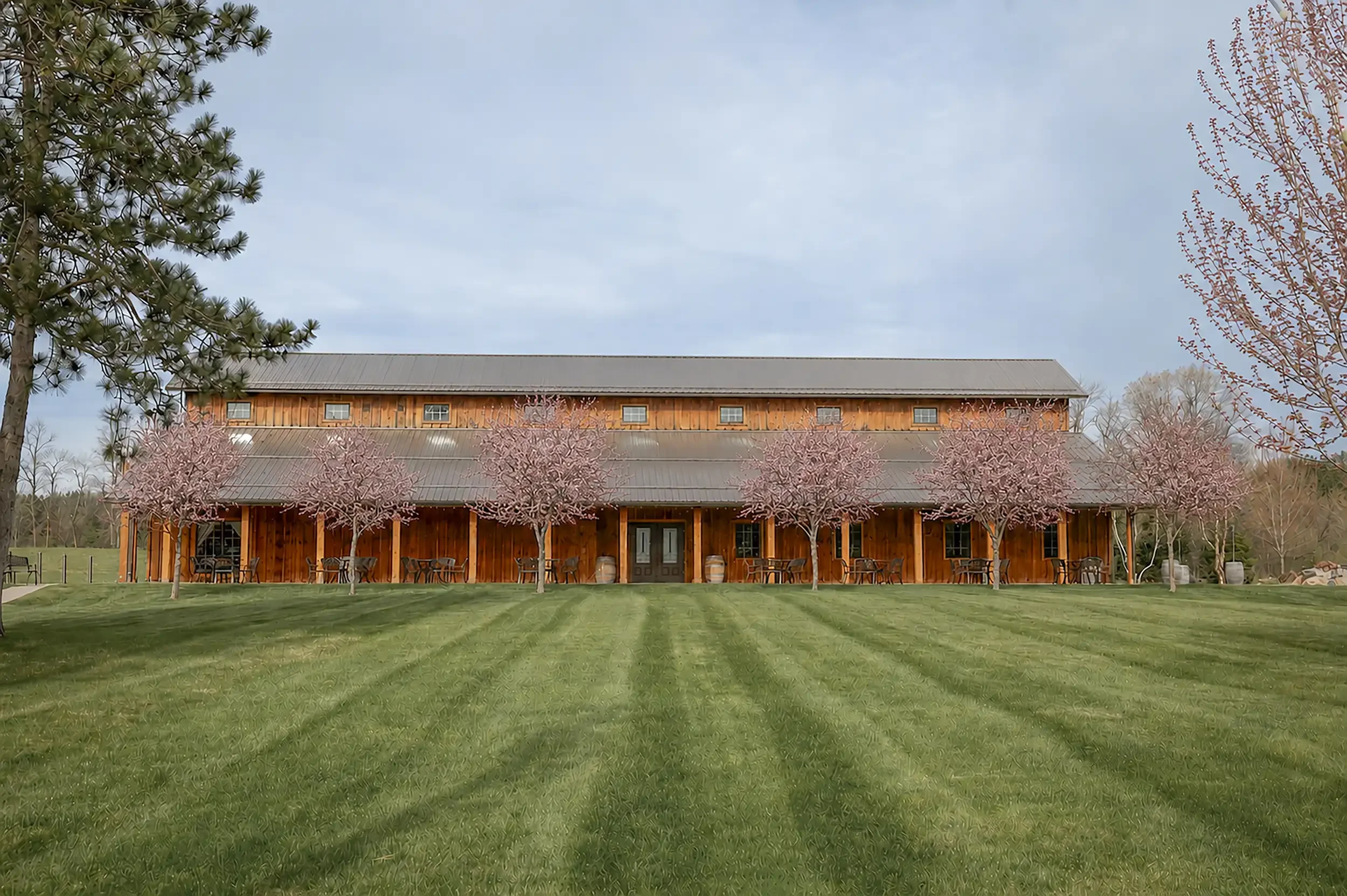 creekside-luxury-rustic-barn-weddings-events-Rush-City-mn-8.webp