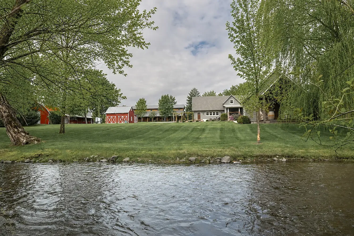 creekside-luxury-rustic-barn-weddings-events-Rush-City-mn-10.webp