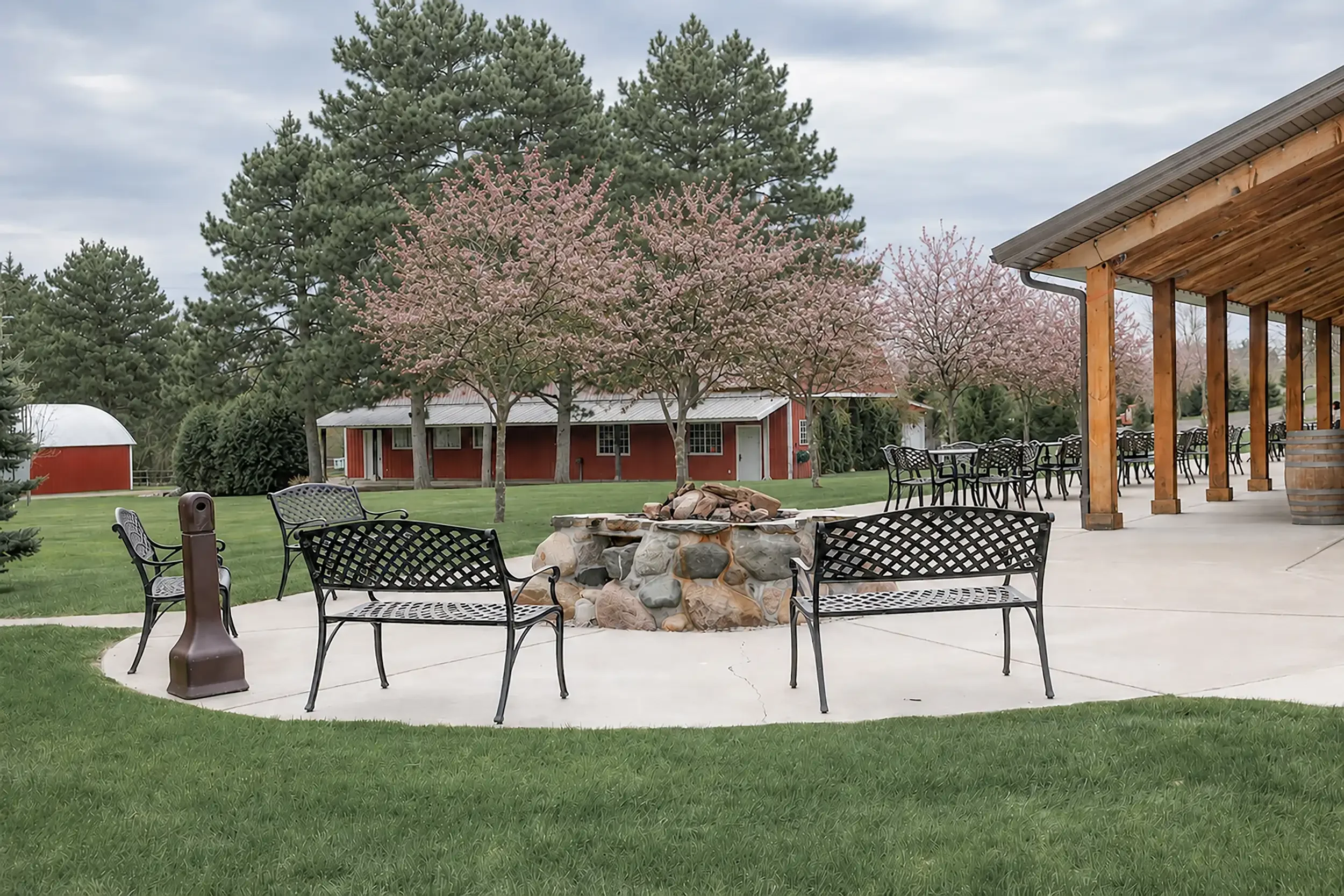 creekside-luxury-rustic-barn-weddings-events-Rush-City-mn-7.webp