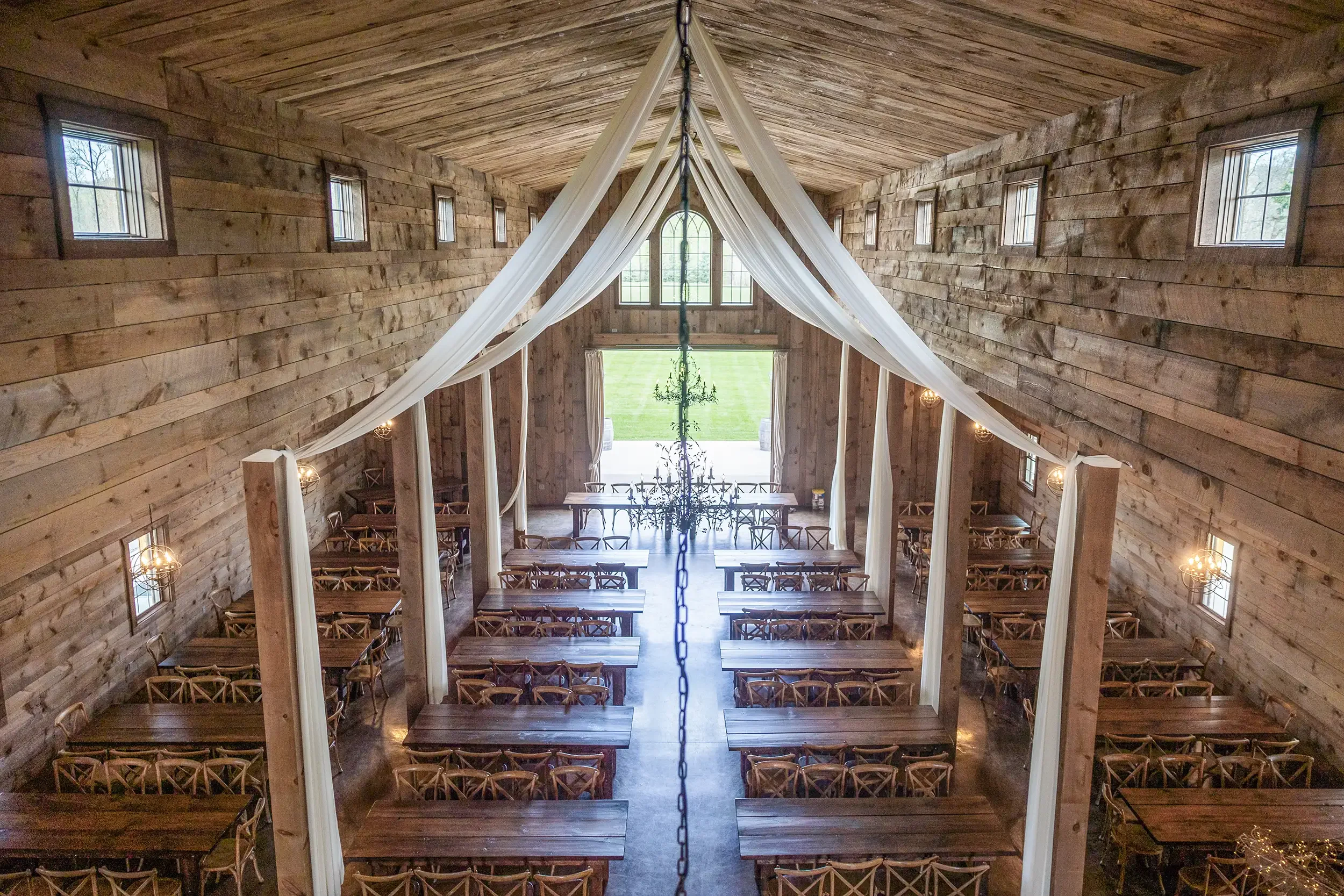 creekside-luxury-rustic-barn-weddings-events-Rush-City-mn-2.webp