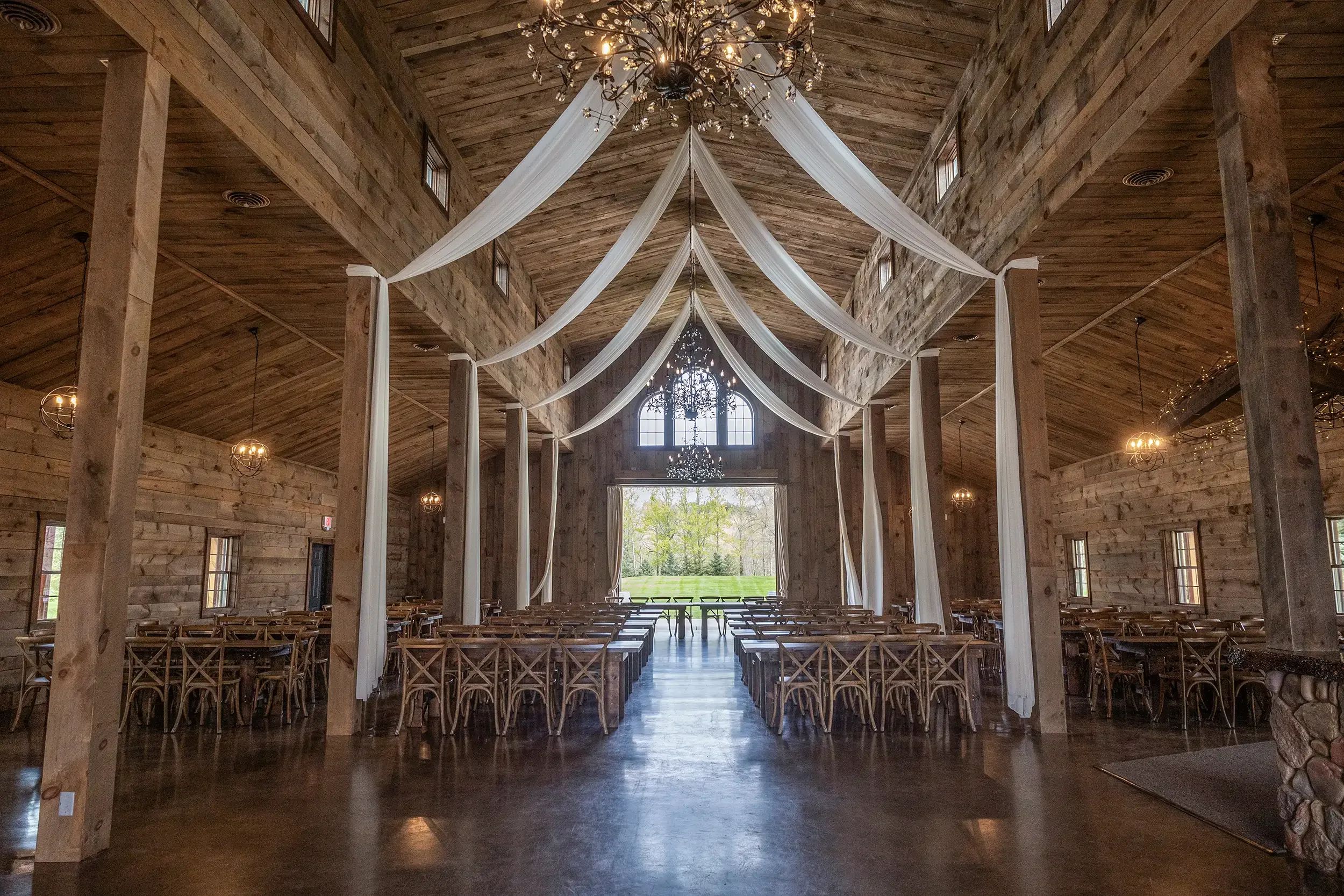 creekside-luxury-rustic-barn-weddings-events-Rush-City-mn-4.webp