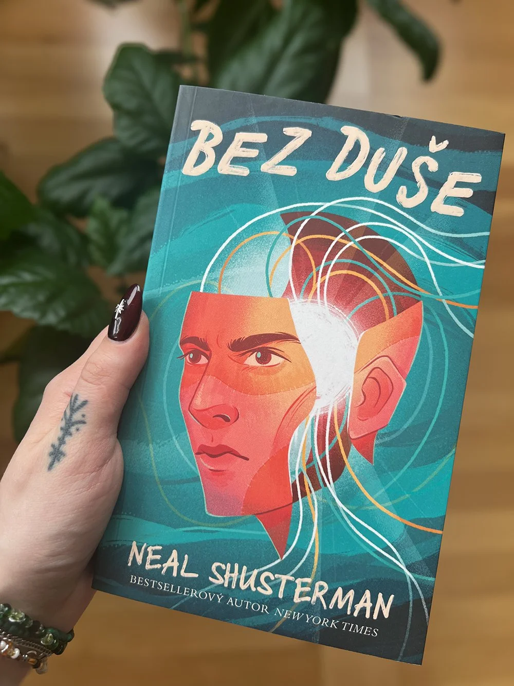 photo fo book cover of neal shusterman bez duše, featuring a man with wires coming out of his head