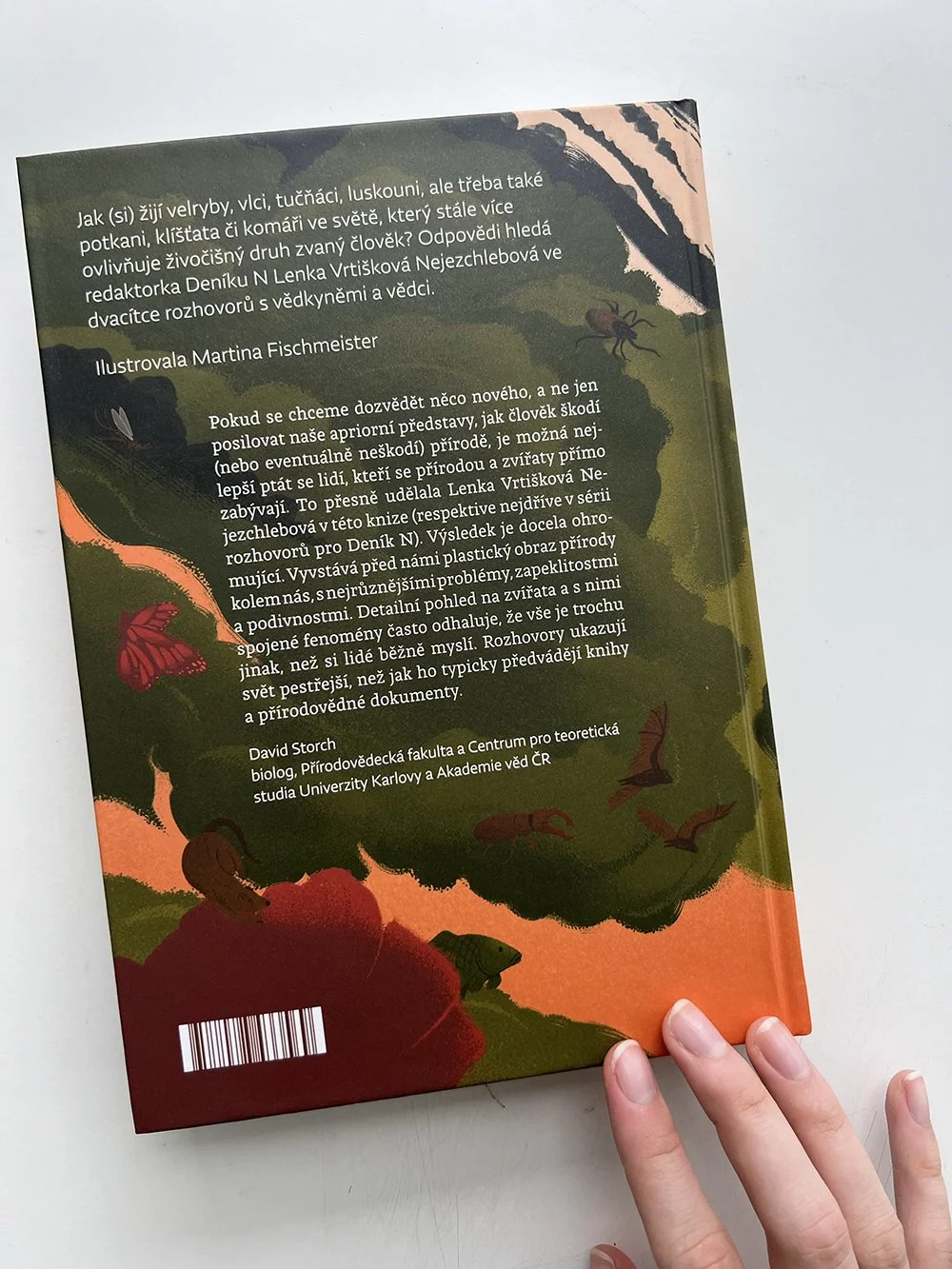 photo of book cover of zvířata v éře lidí, featuring a silhouette of a face with animals on top of it