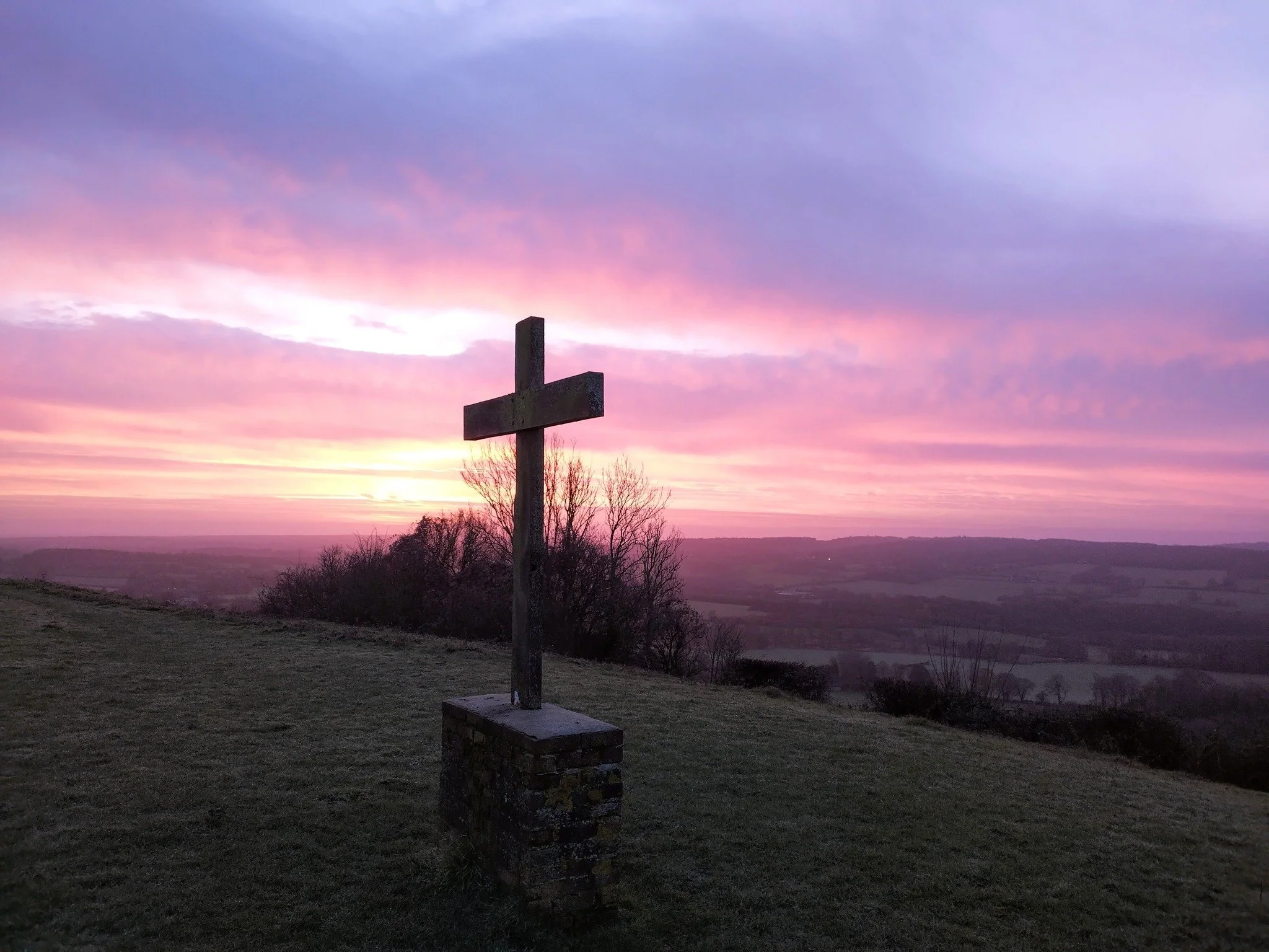 Cross at the top of North Downs over Kemsing