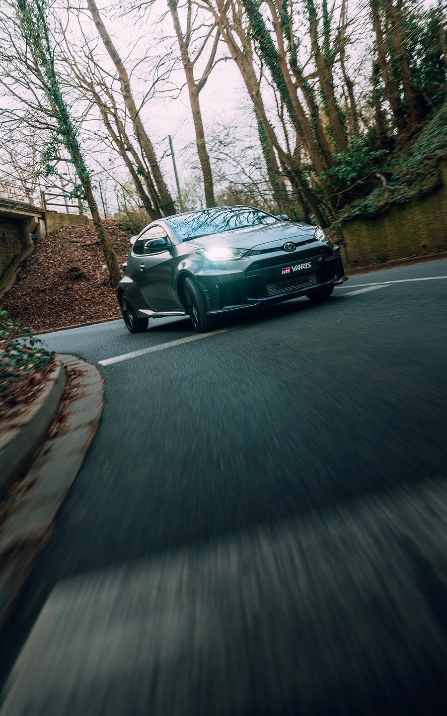 Production vidéo automobile d’une Toyota GR Yaris en mouvement