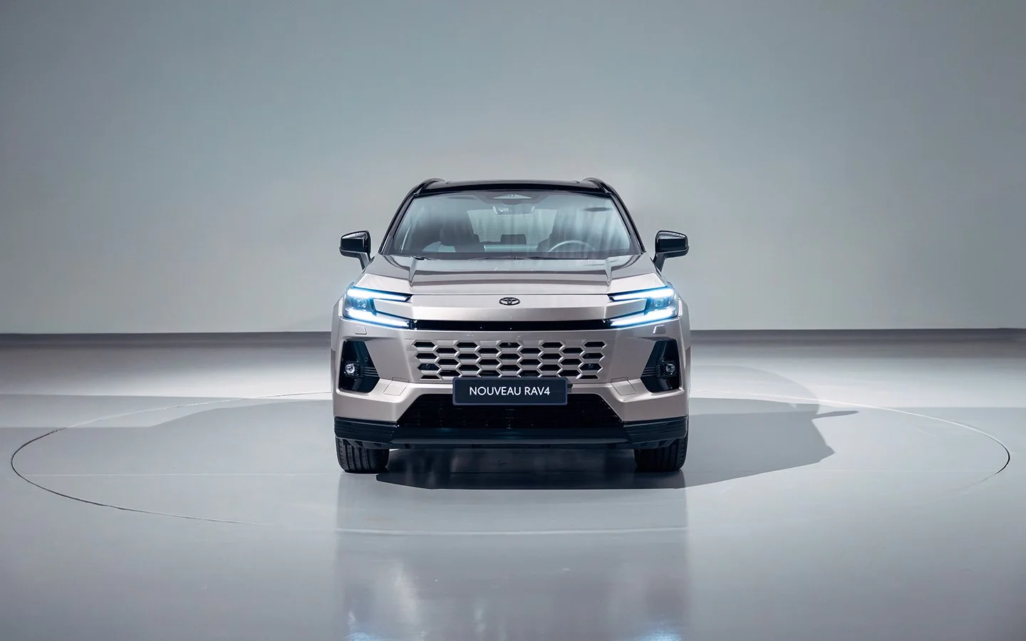 Photographie automobile en studio d’un Toyota RAV4