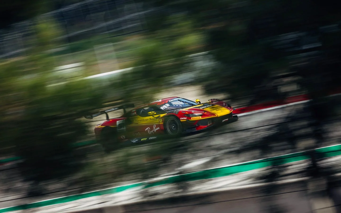 Ferrari de course photographiée en action sur circuit