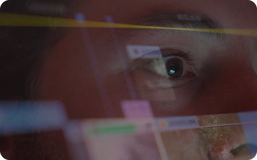 Oeil avec une timeline Adobe Premiere Pro