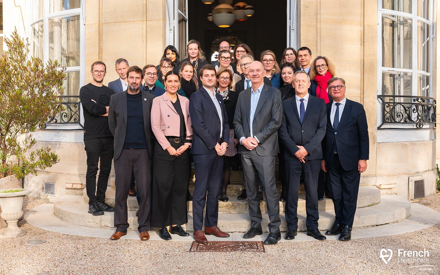 Hommes et femmes politiques lors d'un rassemblement