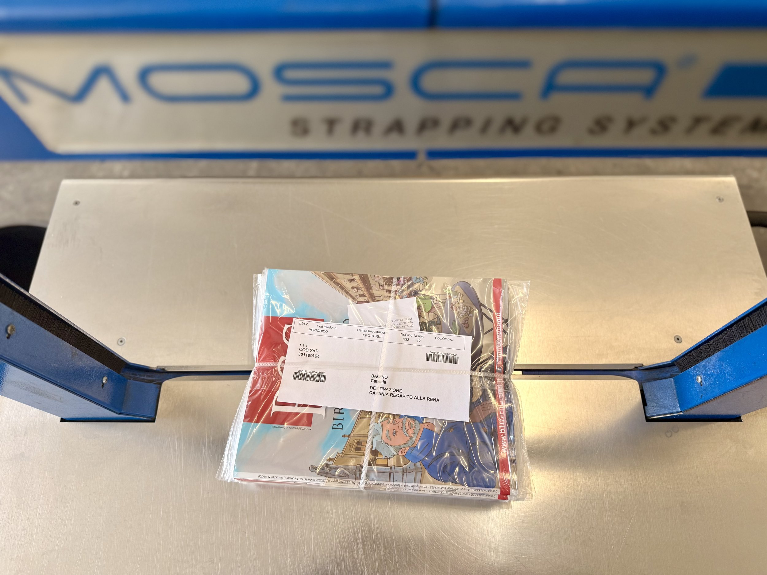 Un distributore automatico con una scatola di medicinali all’interno.