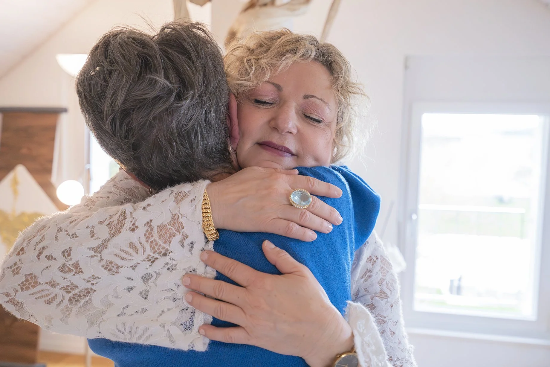 Warm embrace during an Auric Session with Emanuela Hauth, creating space for connection, support, and personal growth.