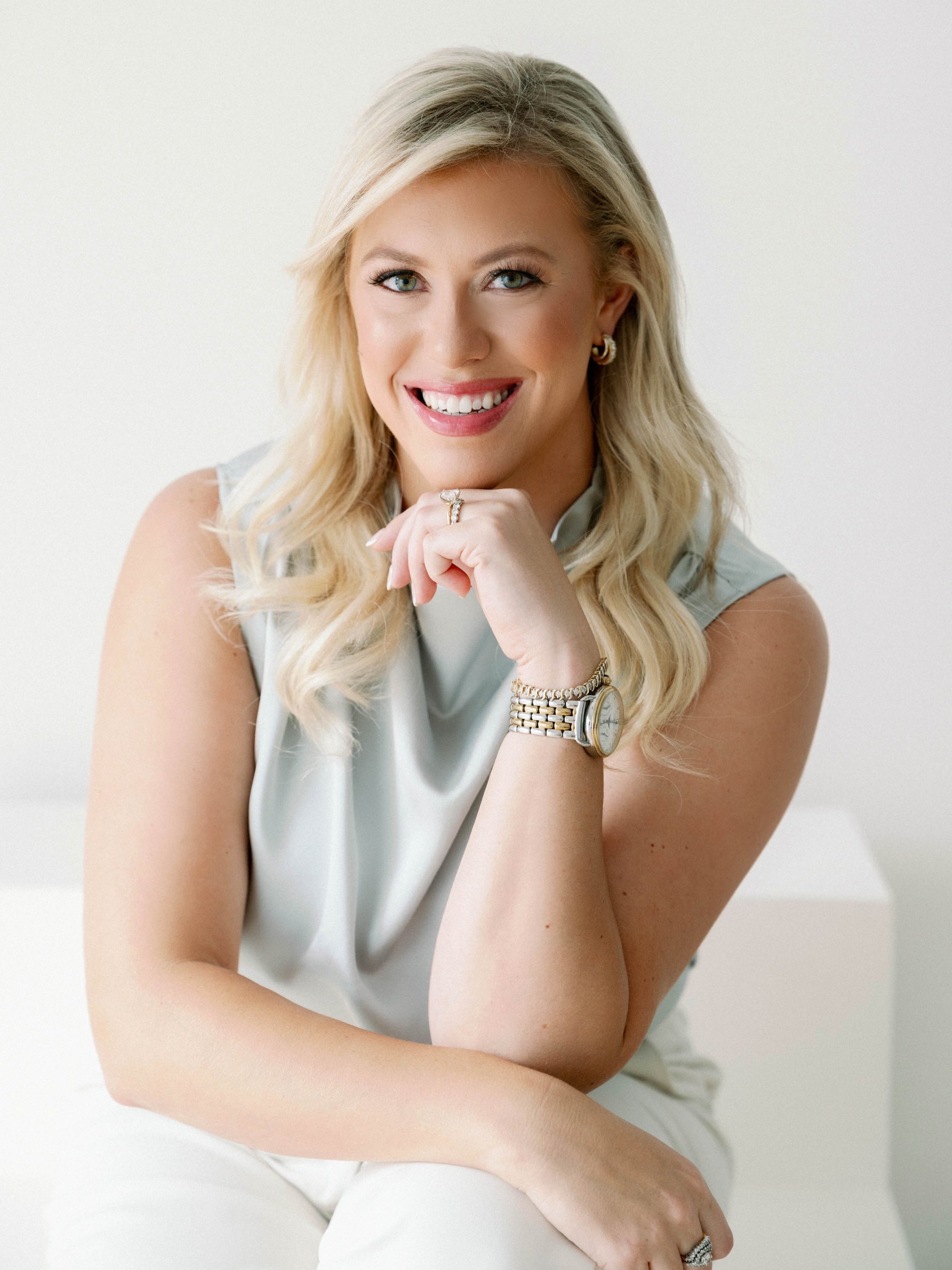 Hi, I&rsquo;m Alleigh 🤍

Wedding photographer, recent bride, and the heart behind Alleigh Somers Photography.

If you&rsquo;ve been around for a while, you may notice a name change! After years of building this business under my maiden name, I recen