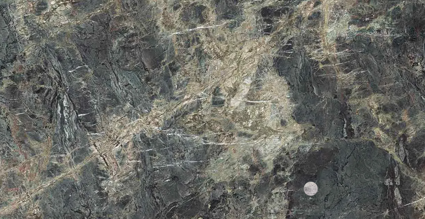 Photo d'une surface rocheuse naturelle avec diverses veines et fissures.
