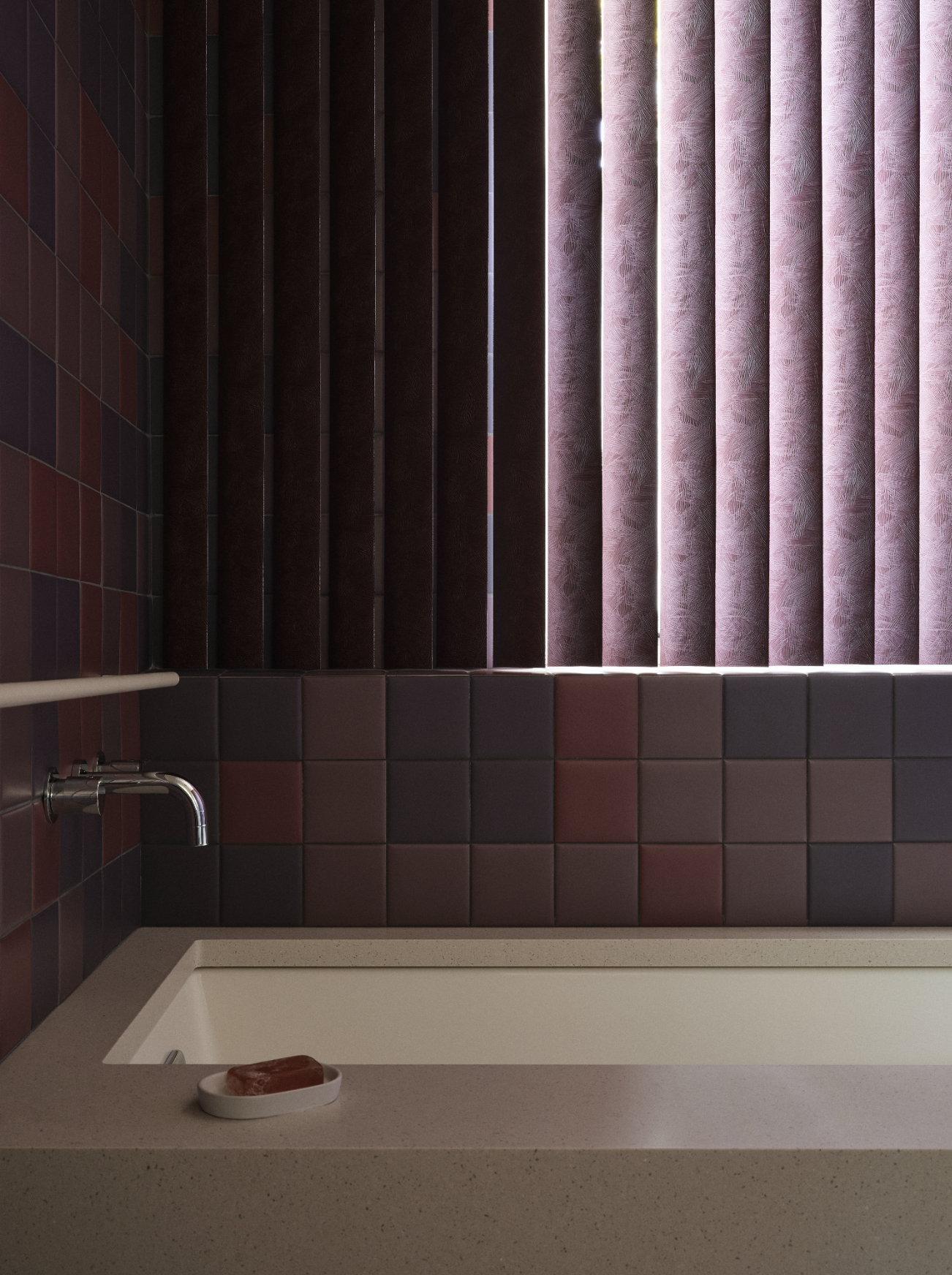 Une vue d'une salle de bain avec un évier blanc sur un comptoir beige, un robinet, une petite assiette avec un savon rouge, et un mur recouvert de carreaux roses et marrons, avec des volets en éventail rose laissant passer de la lumière.