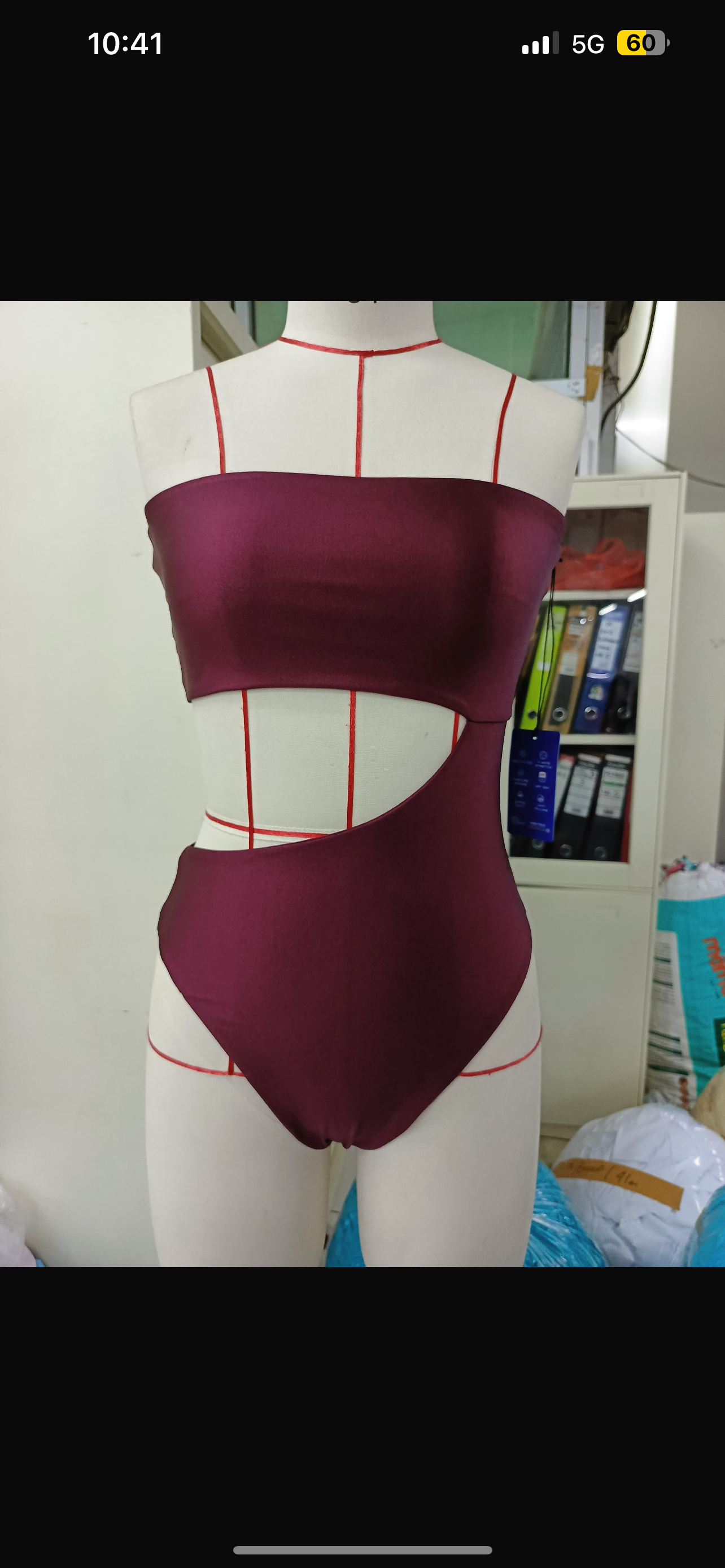 Mannequin portant un maillot de bain une pièce bordeaux avec découpes.