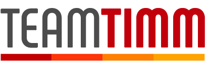 Team Timm -logo, jossa sana 'TEAM' harmaalla ja 'TIMM' punaisella, alla värillinen vaakaviiva