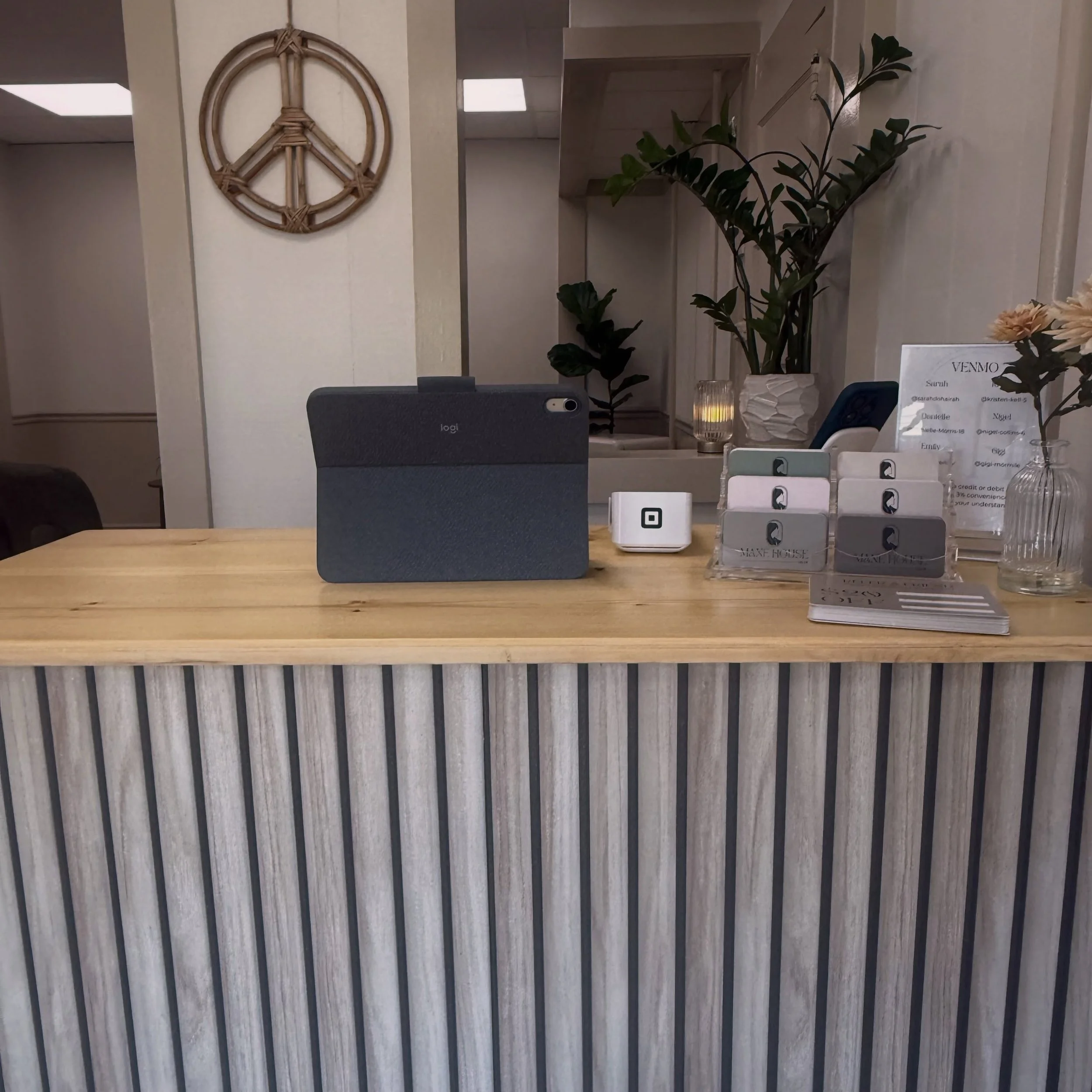 Just a little glimpse of the perfect reception desk. ✨ 

It&rsquo;s a one of a kind made by the very talented @mr__ceres