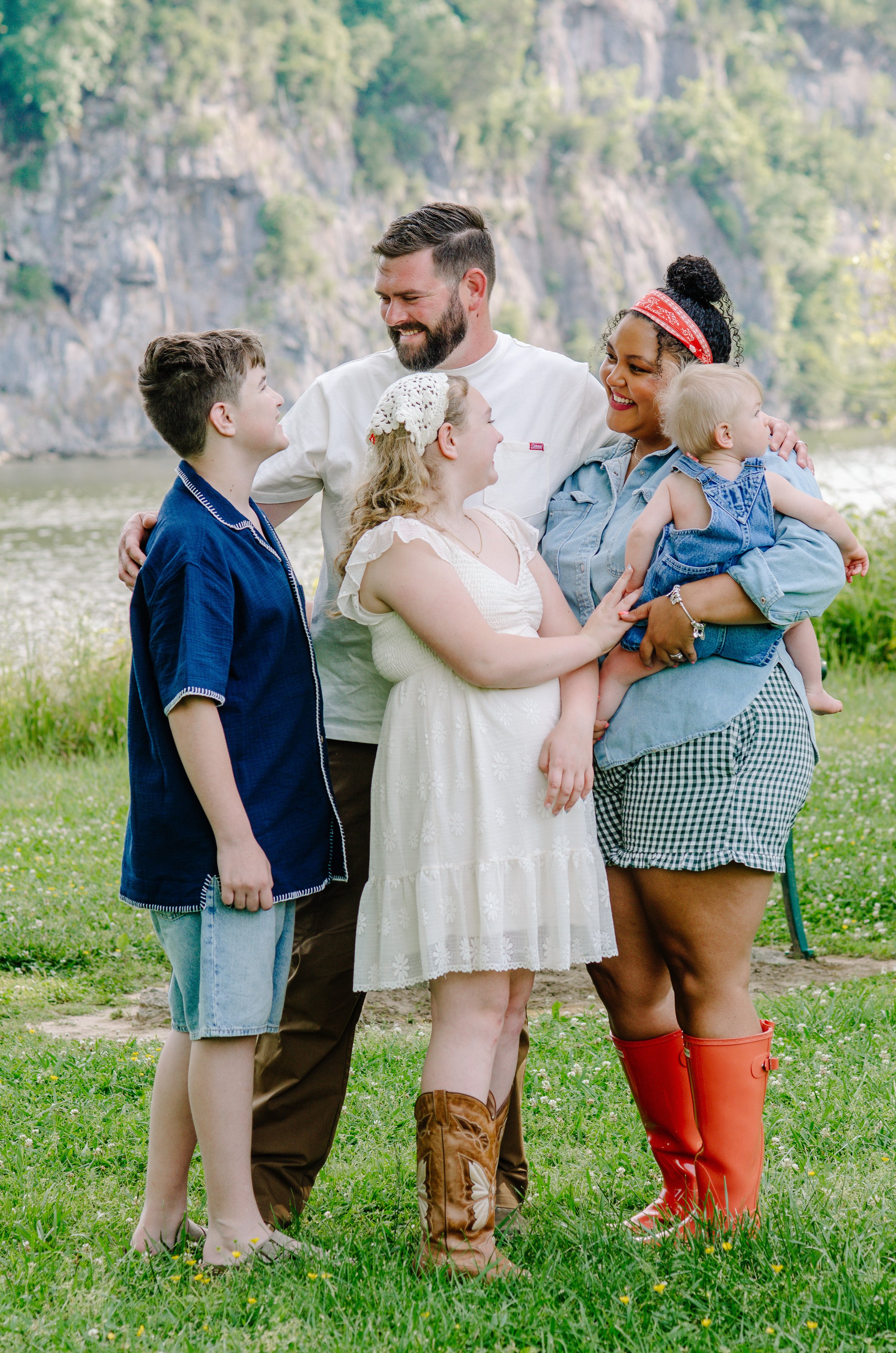 Knoxville family photographer capturing authentic sibling connection