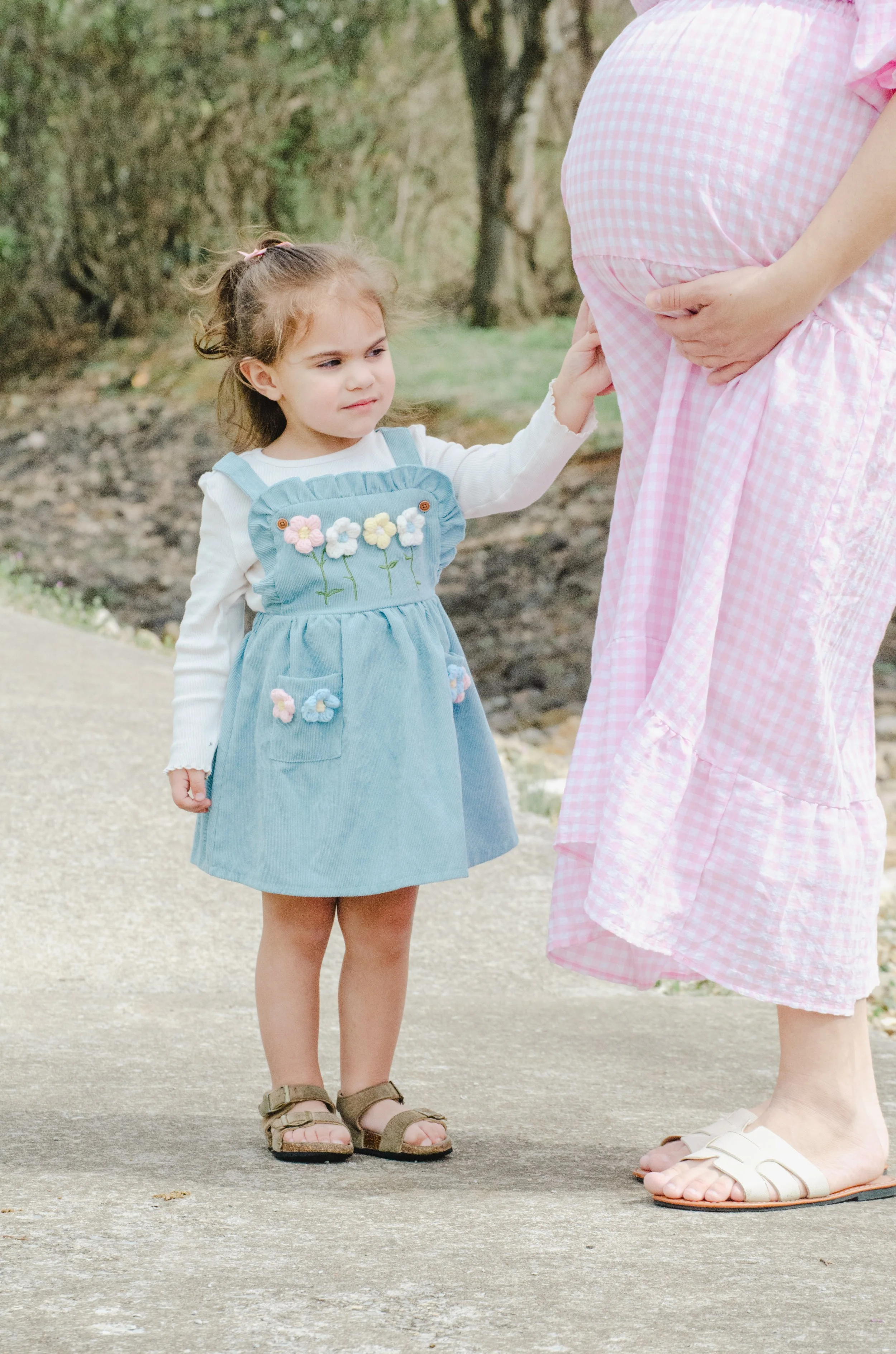 Knoxville maternity photographer capturing expecting mother with young children