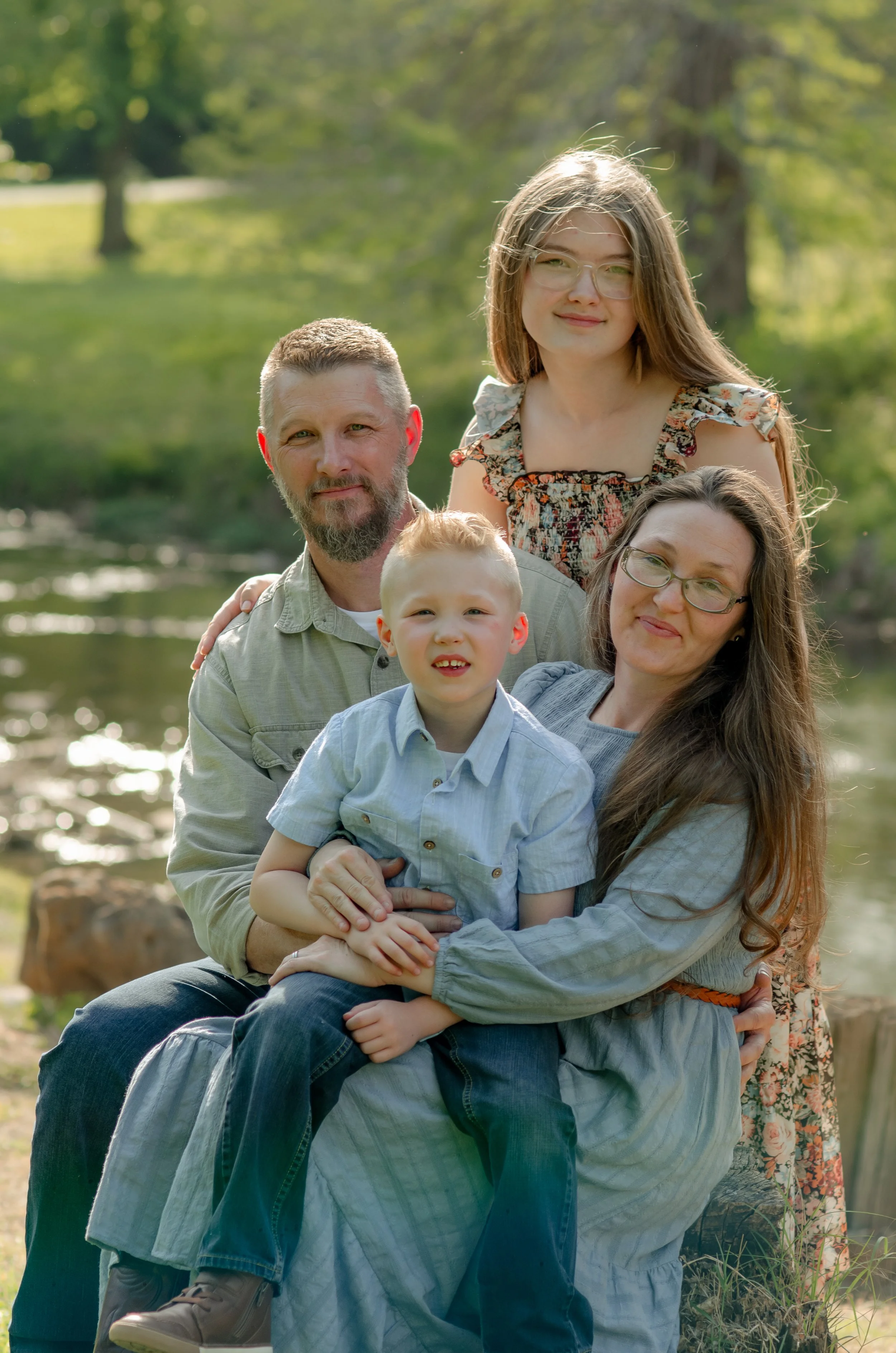 Knoxville family photographer capturing soft and airy outdoor photos in a park