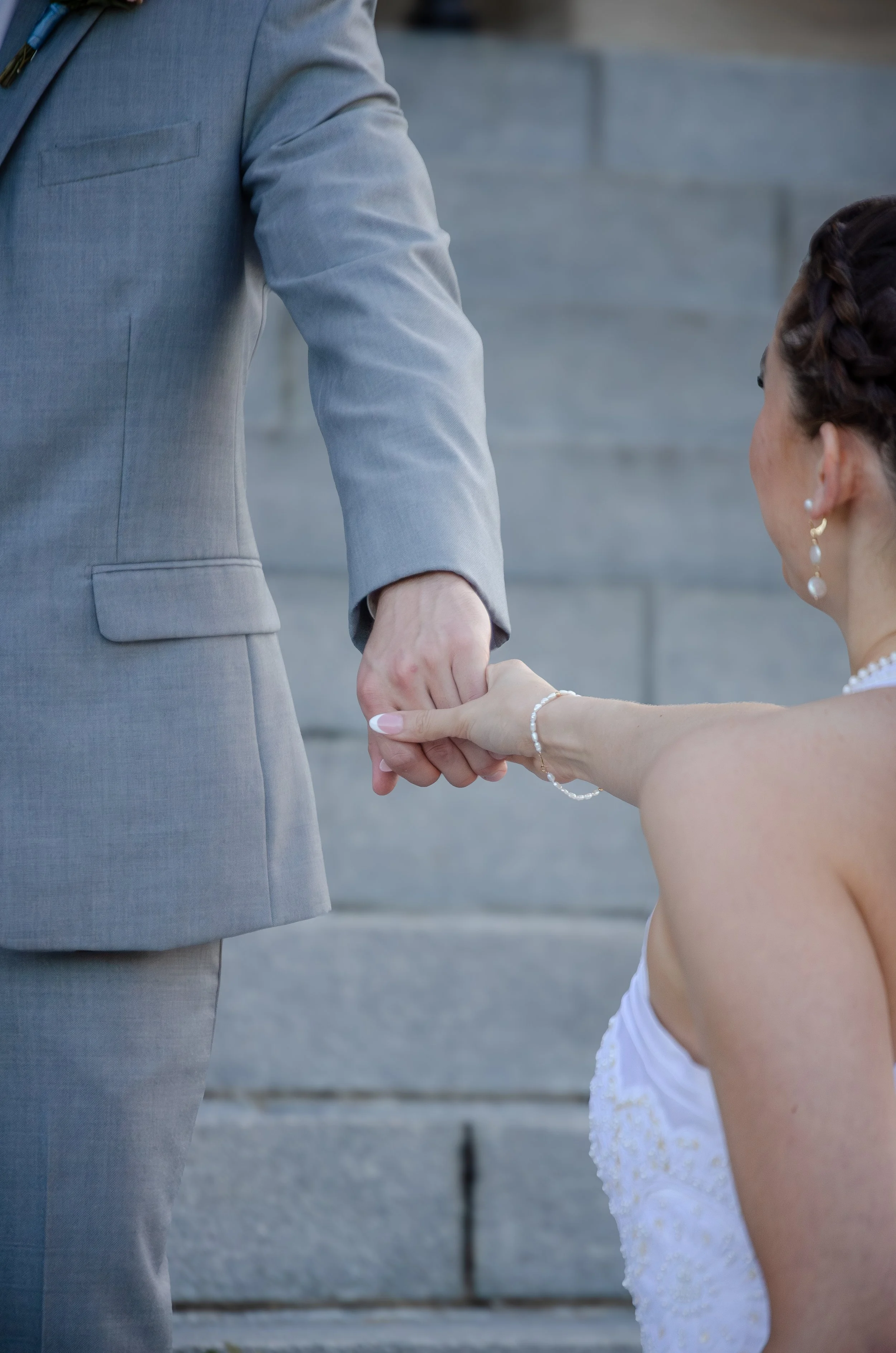 Maryville wedding photographer documenting timeless wedding moments