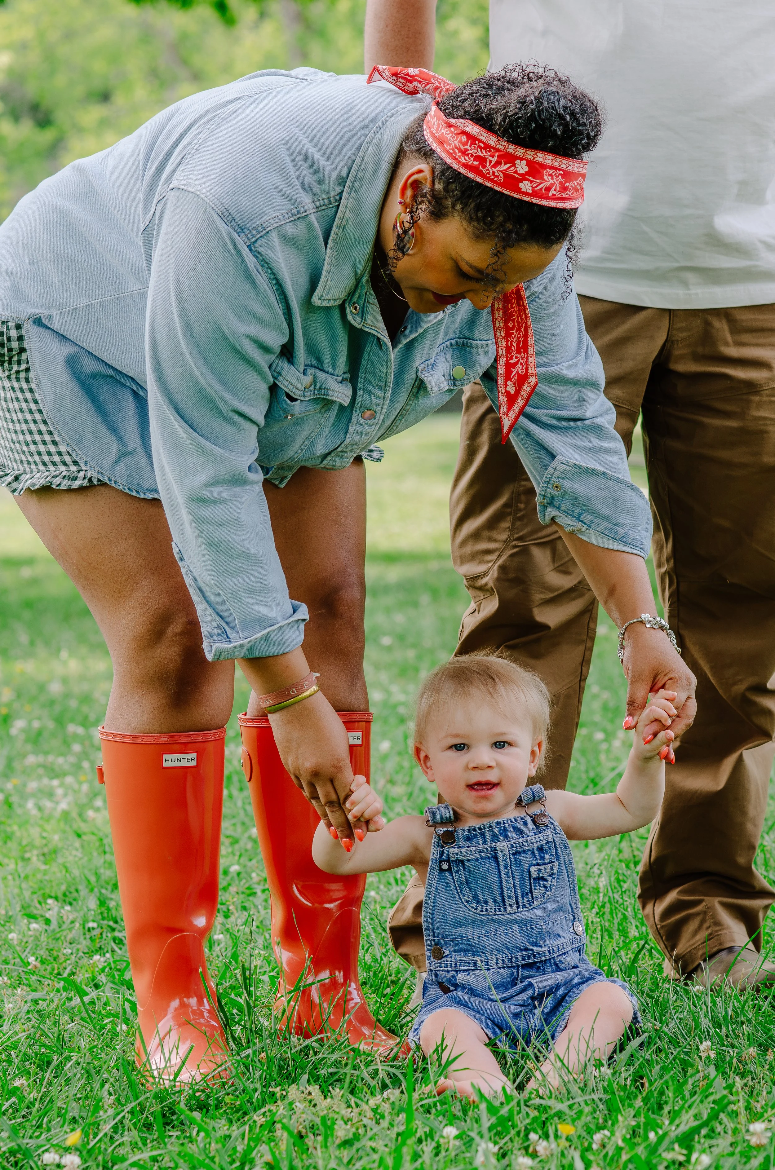 Relaxed family portraits with young children and newborn baby outdoors